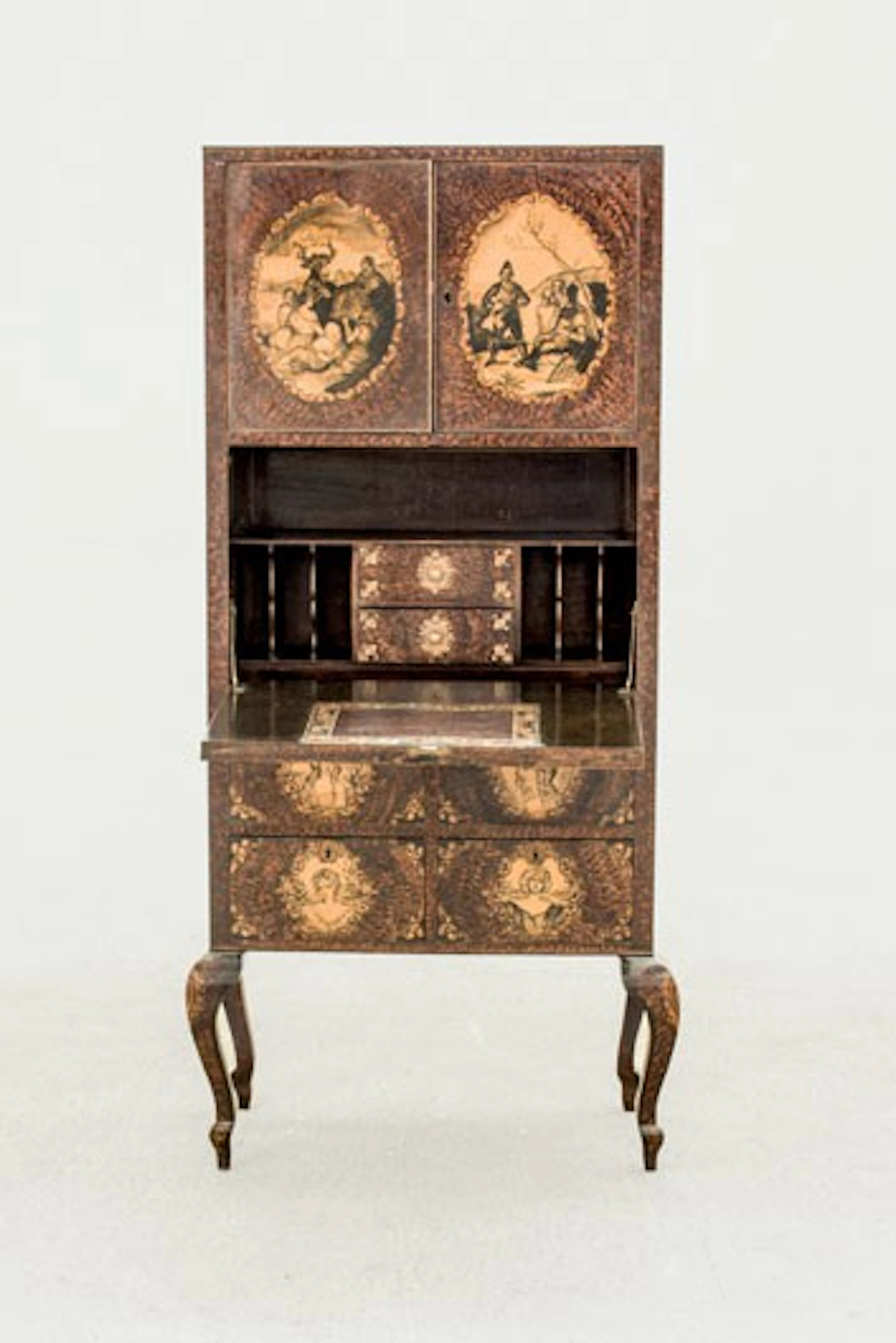 Mueble escritorio pintado con escenas goyescas
