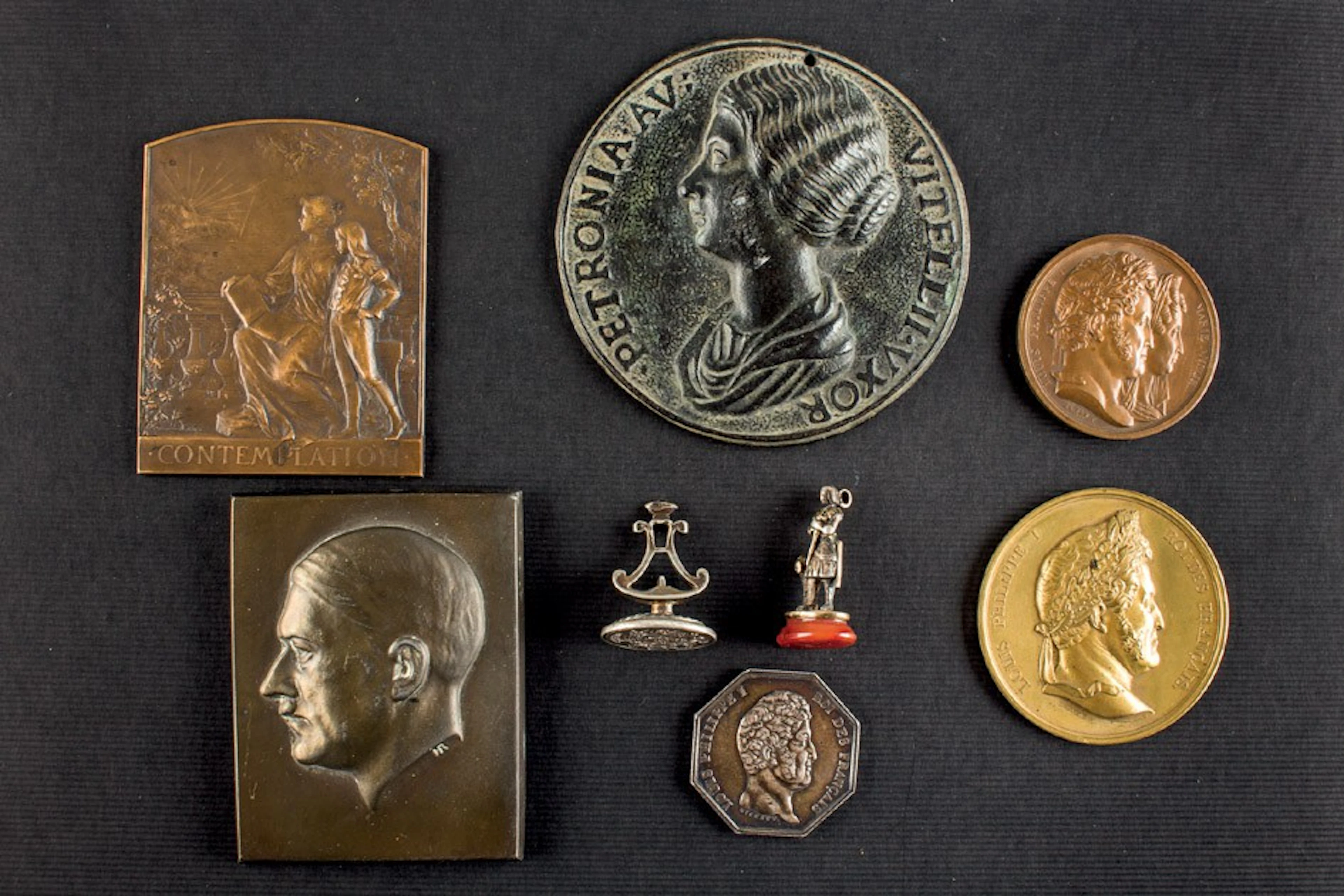 Lote formado por diversas medallas y sellos