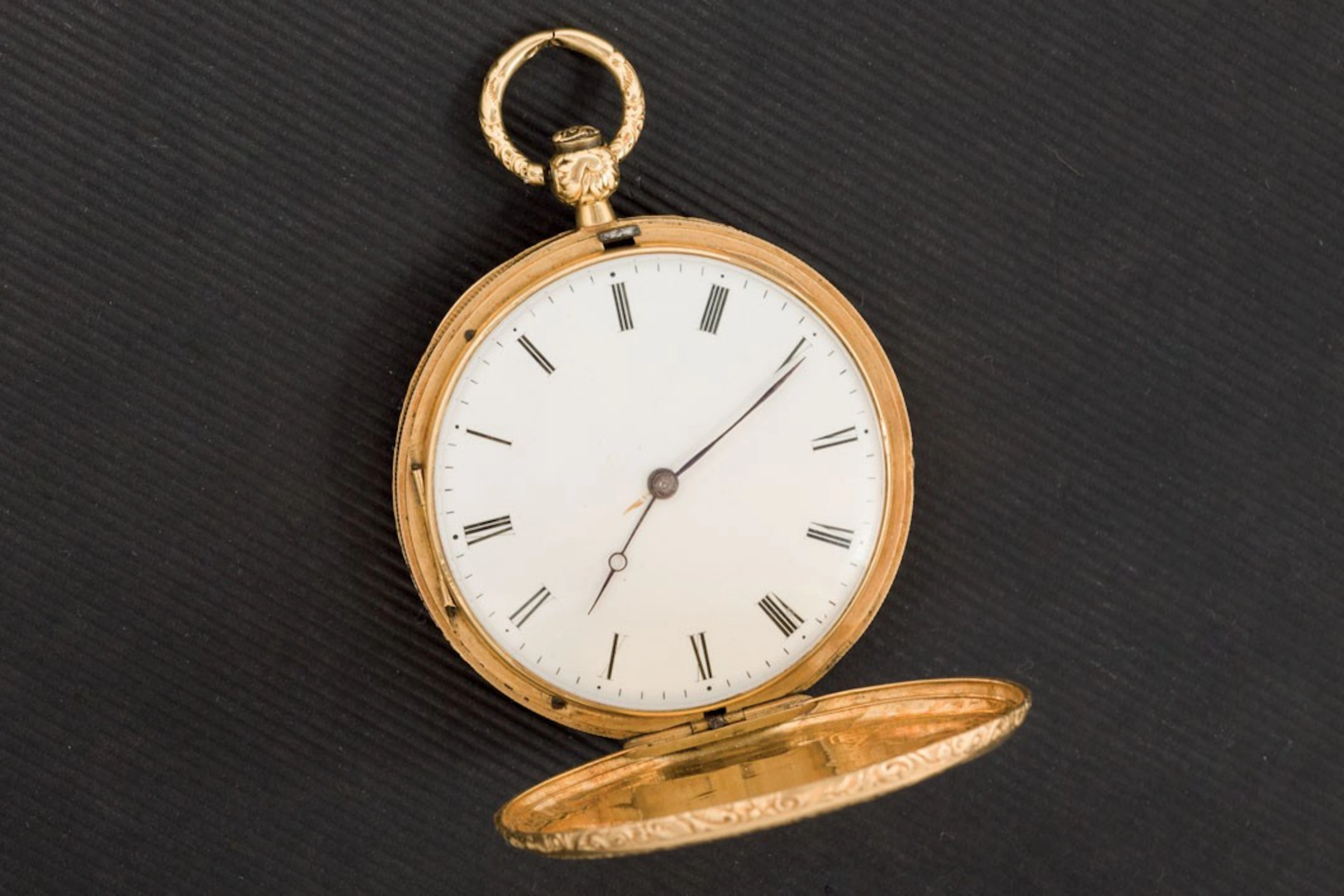 Antiguo reloj de bolsillo en oro