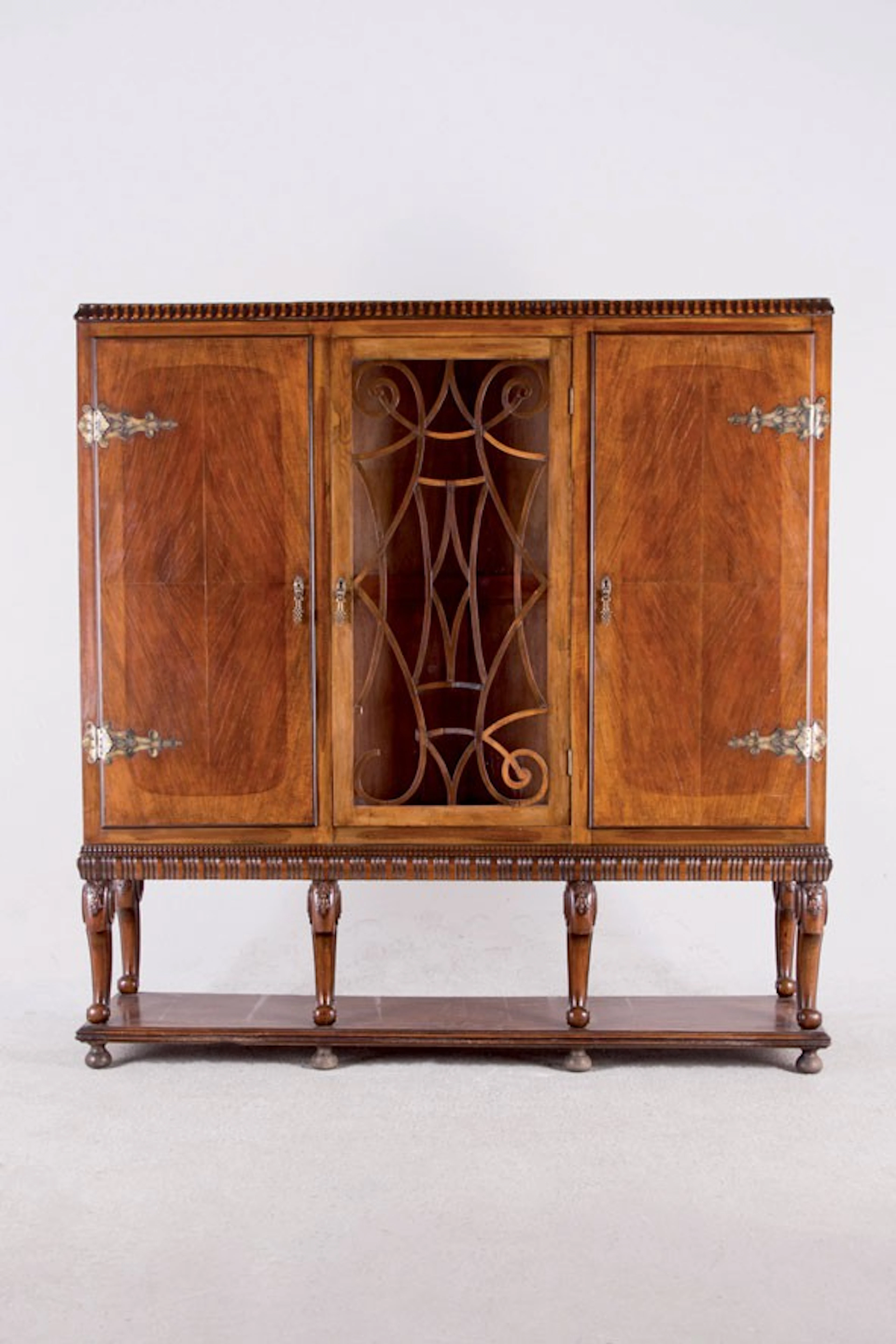 Mueble librería de nogal. Antiguo