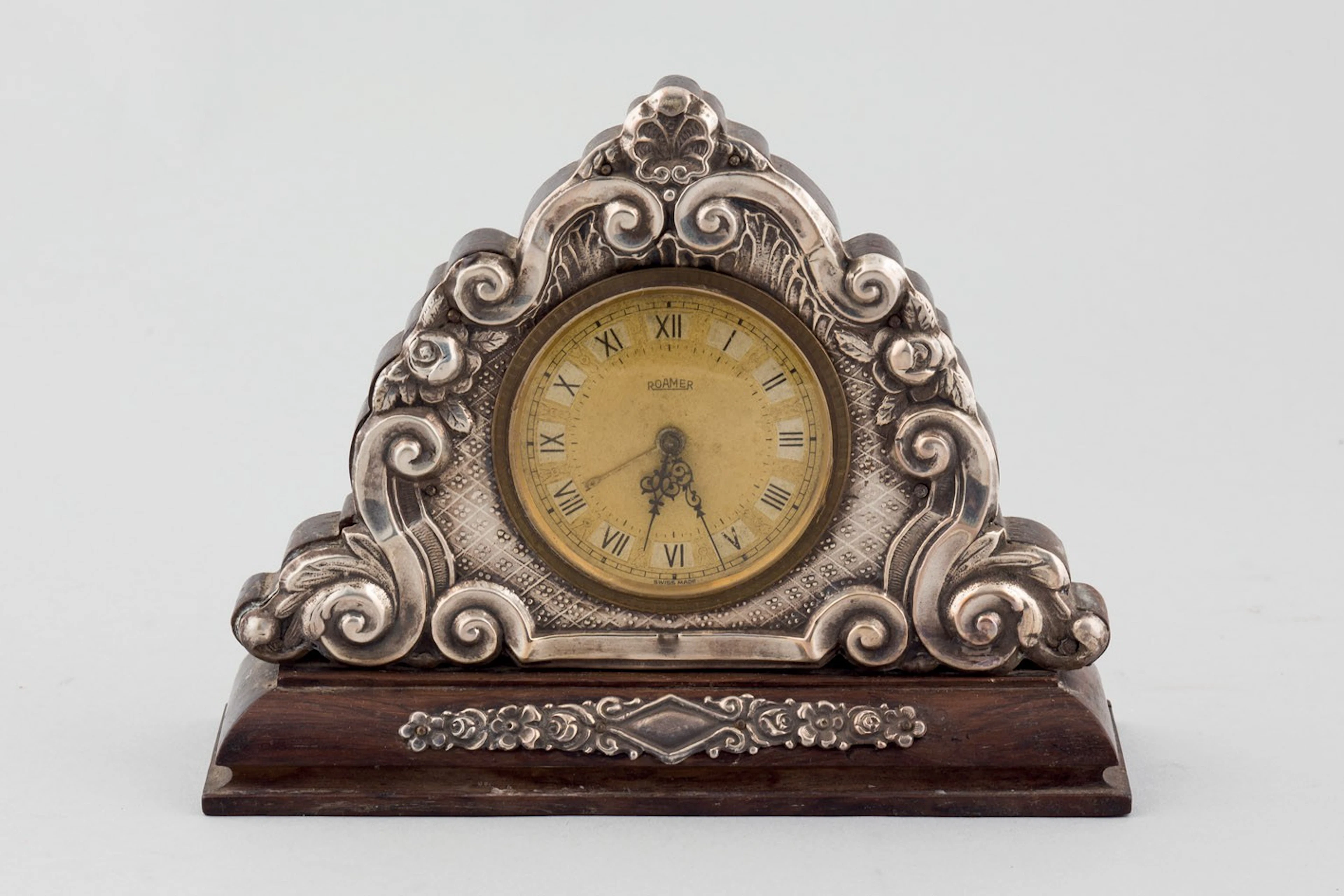 Reloj de sobremesa de plata y madera