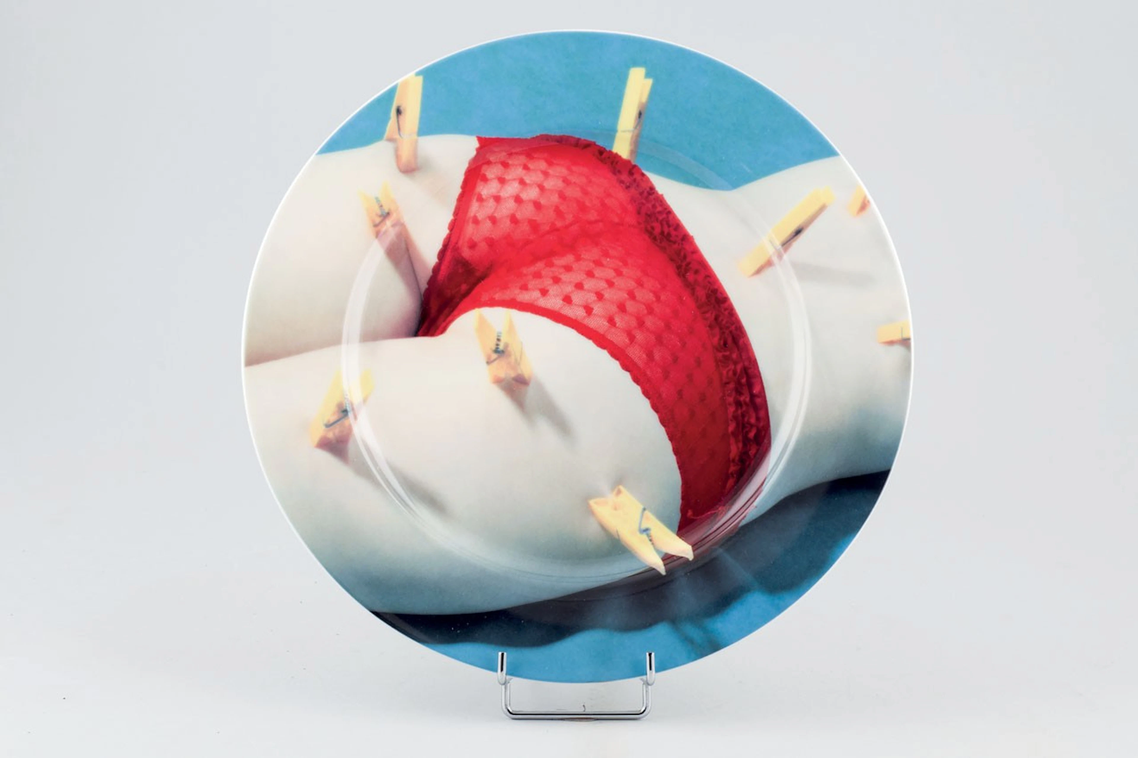 "Clips". Plato diseño de Maurizio Cattelan