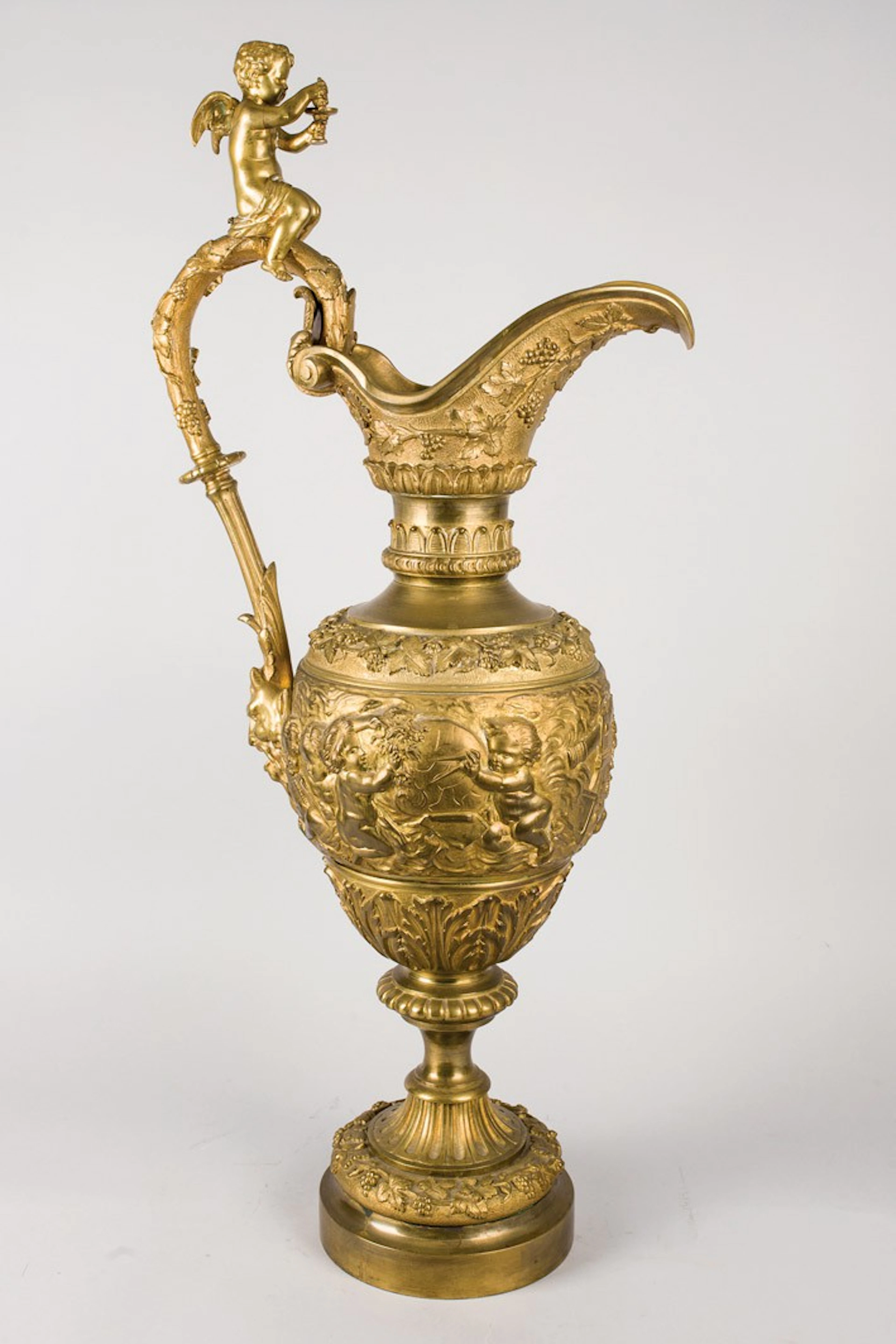 Gran jarra decorativa, antigua, de bronce.