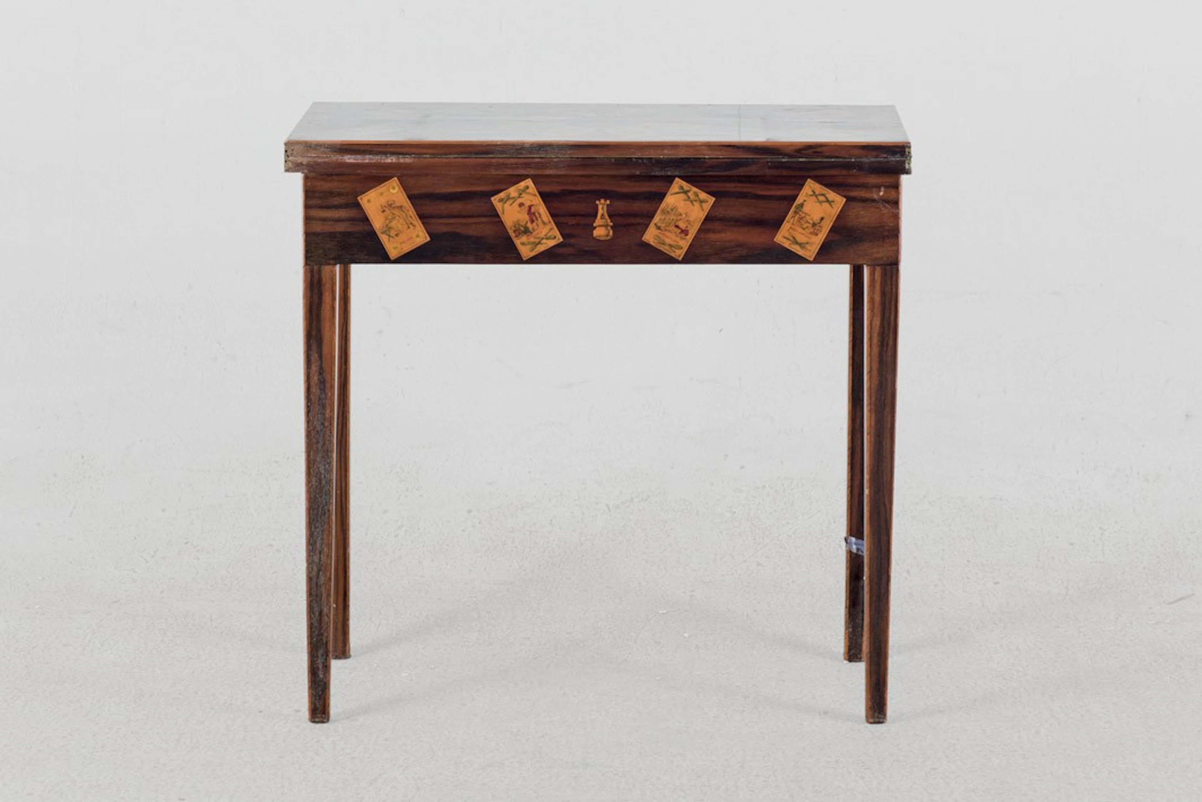 Mesa de juego marqueteada. Antigua
