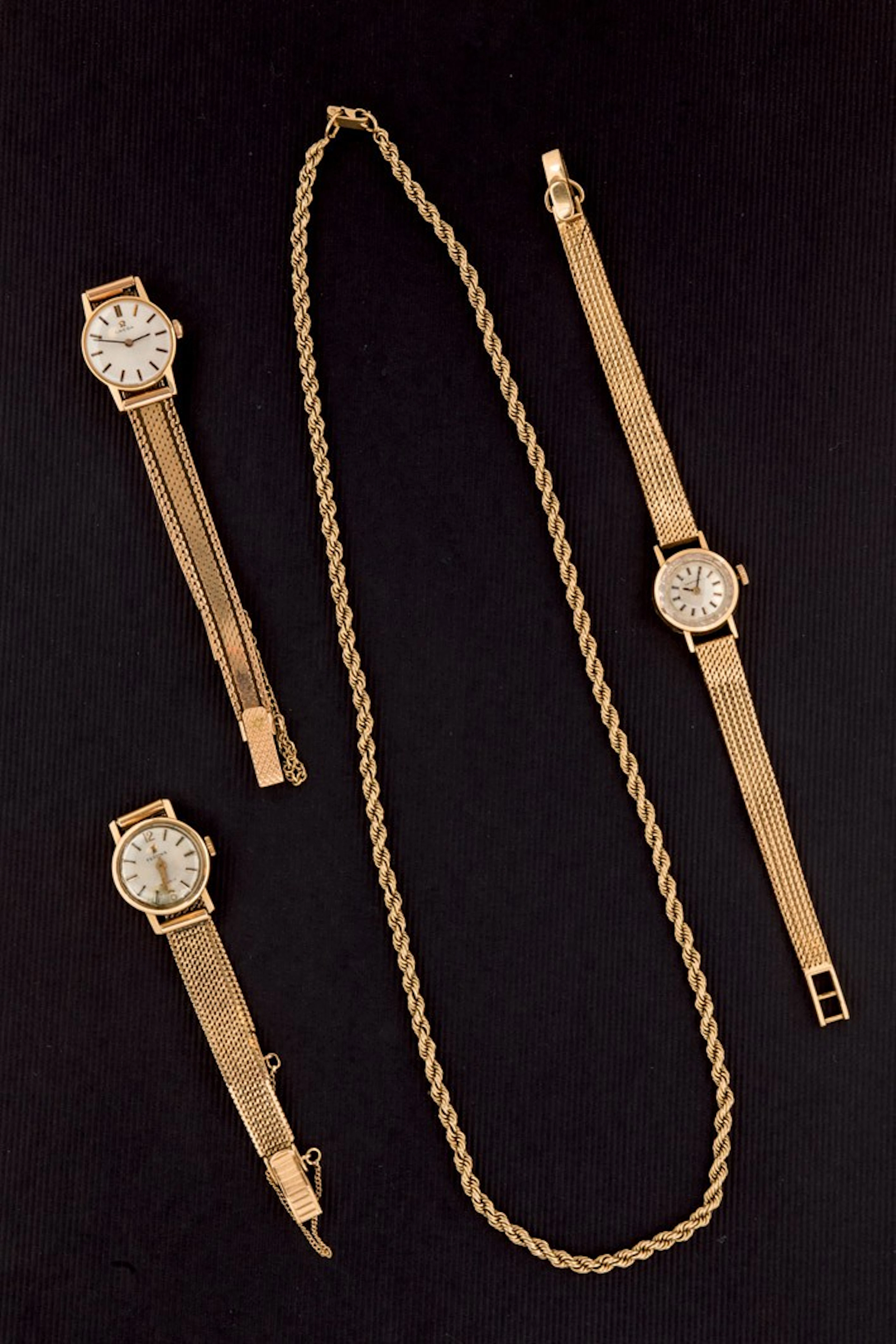 Tres relojes y una cadena de oro