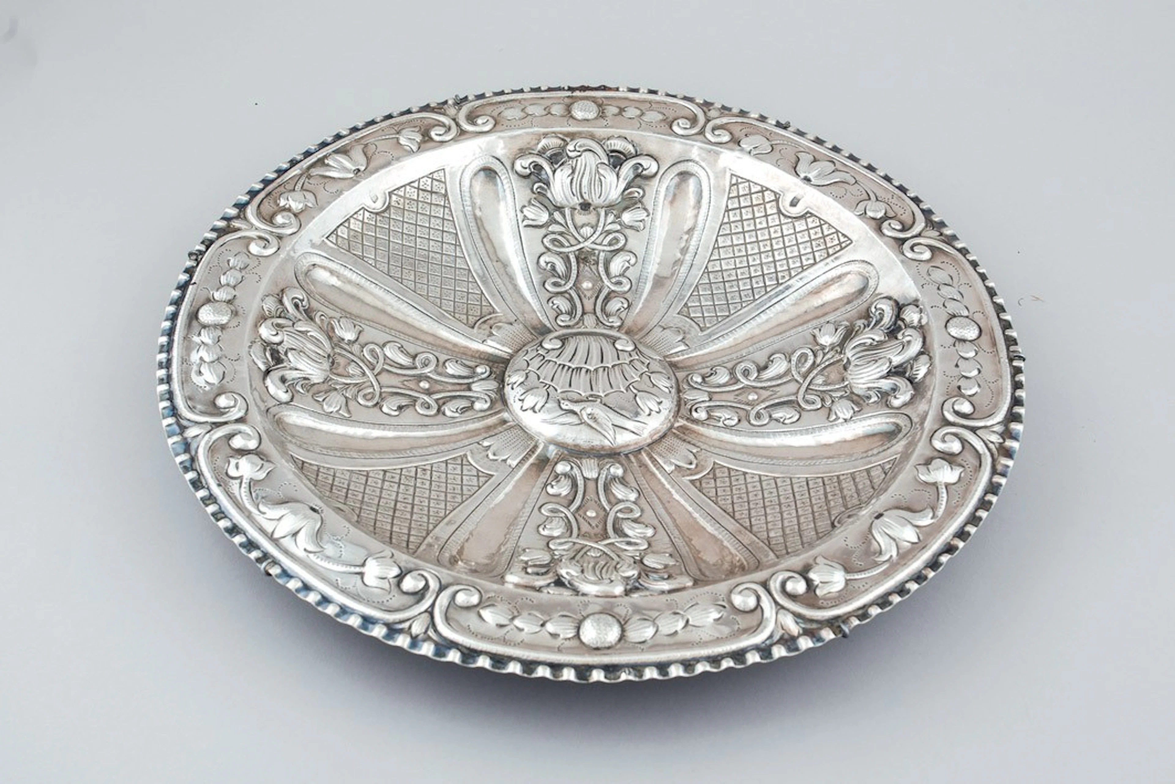 Plato decorativo antiguo de plata