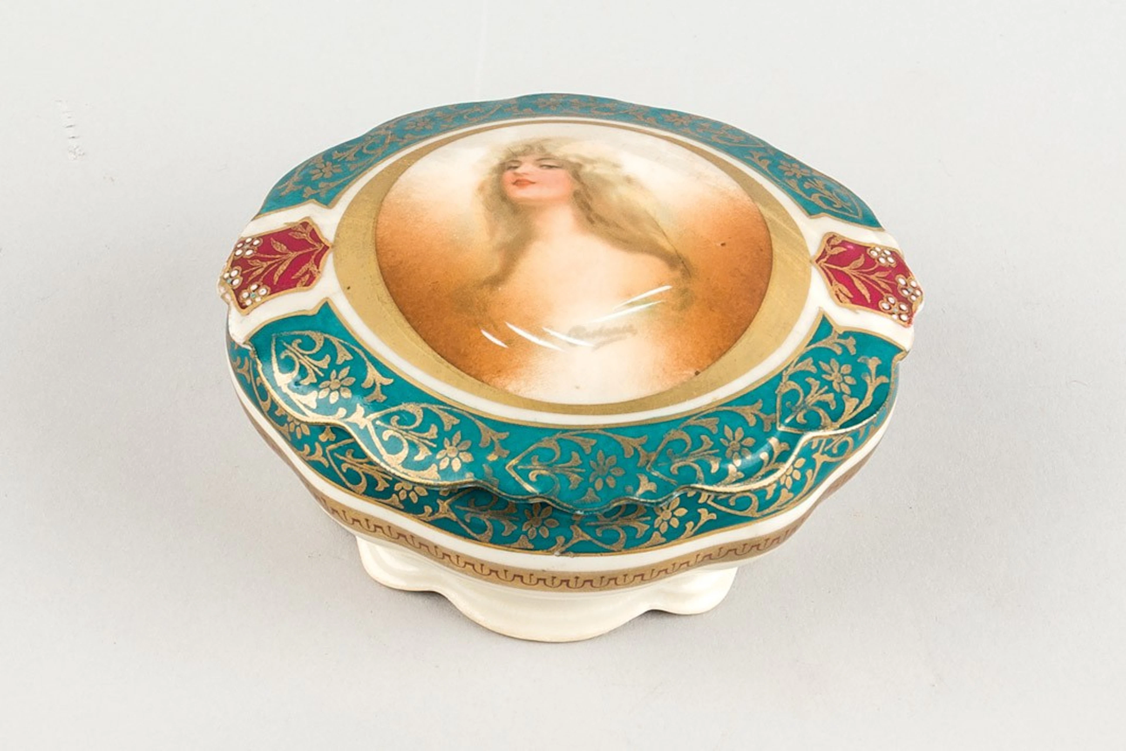 Cajita de porcelana austríaca, Primer tercio XX