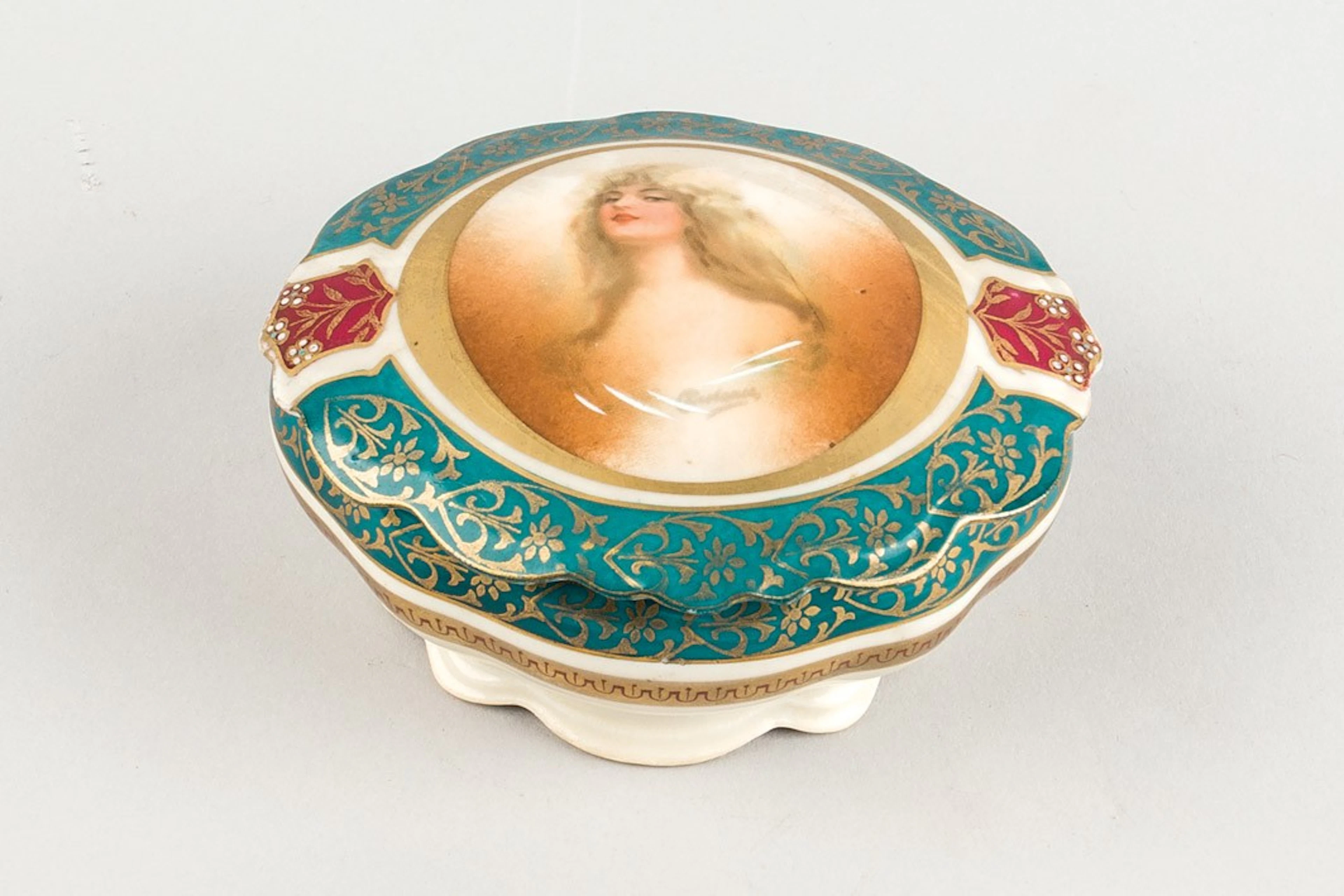 Cajita de porcelana austríaca, Primer tercio XX