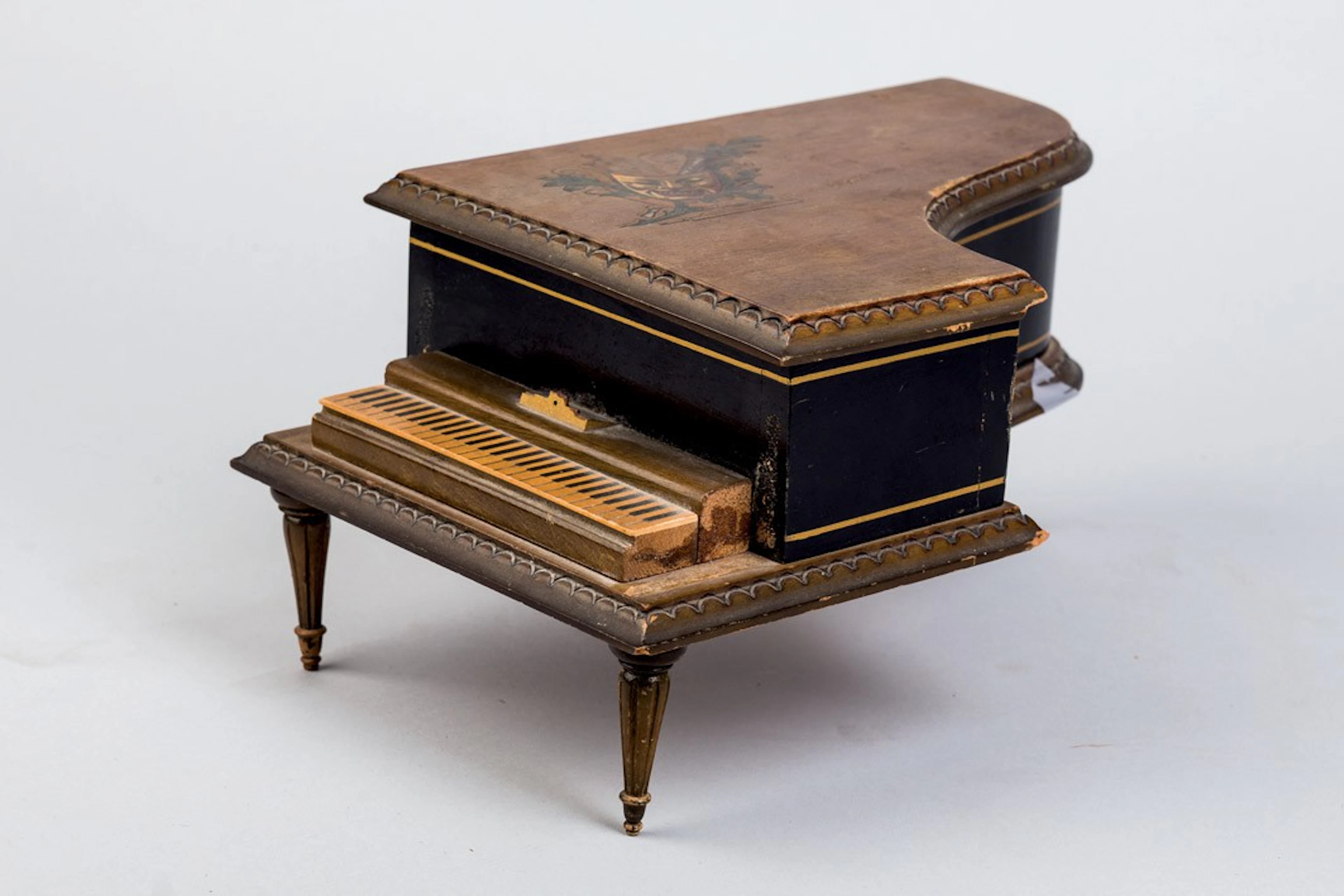 Caja de música en forma de piano de cola