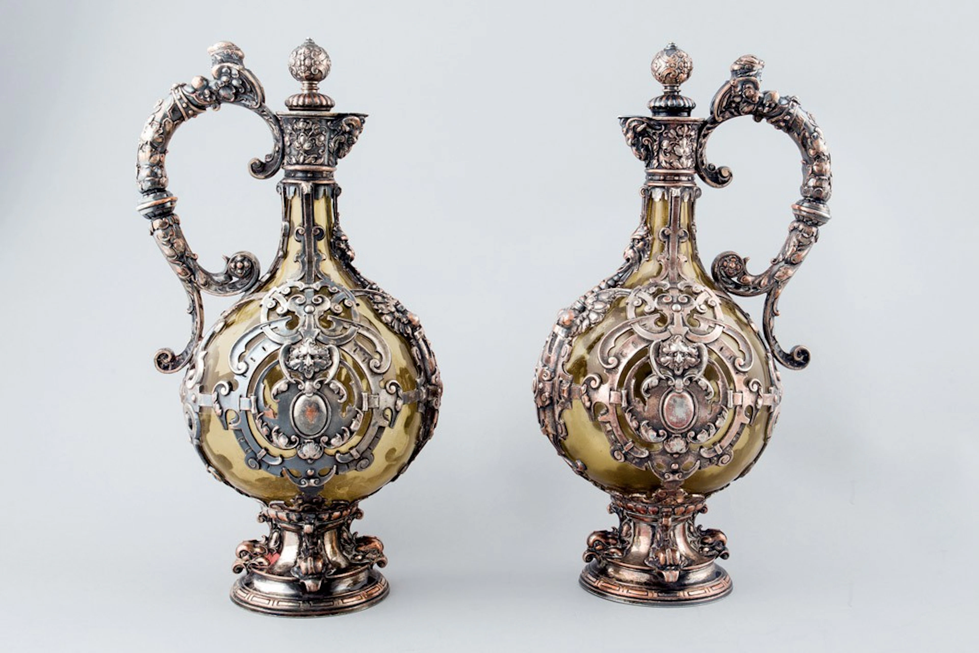 Pareja de jarras cristal y metal plateado. S. XIX
