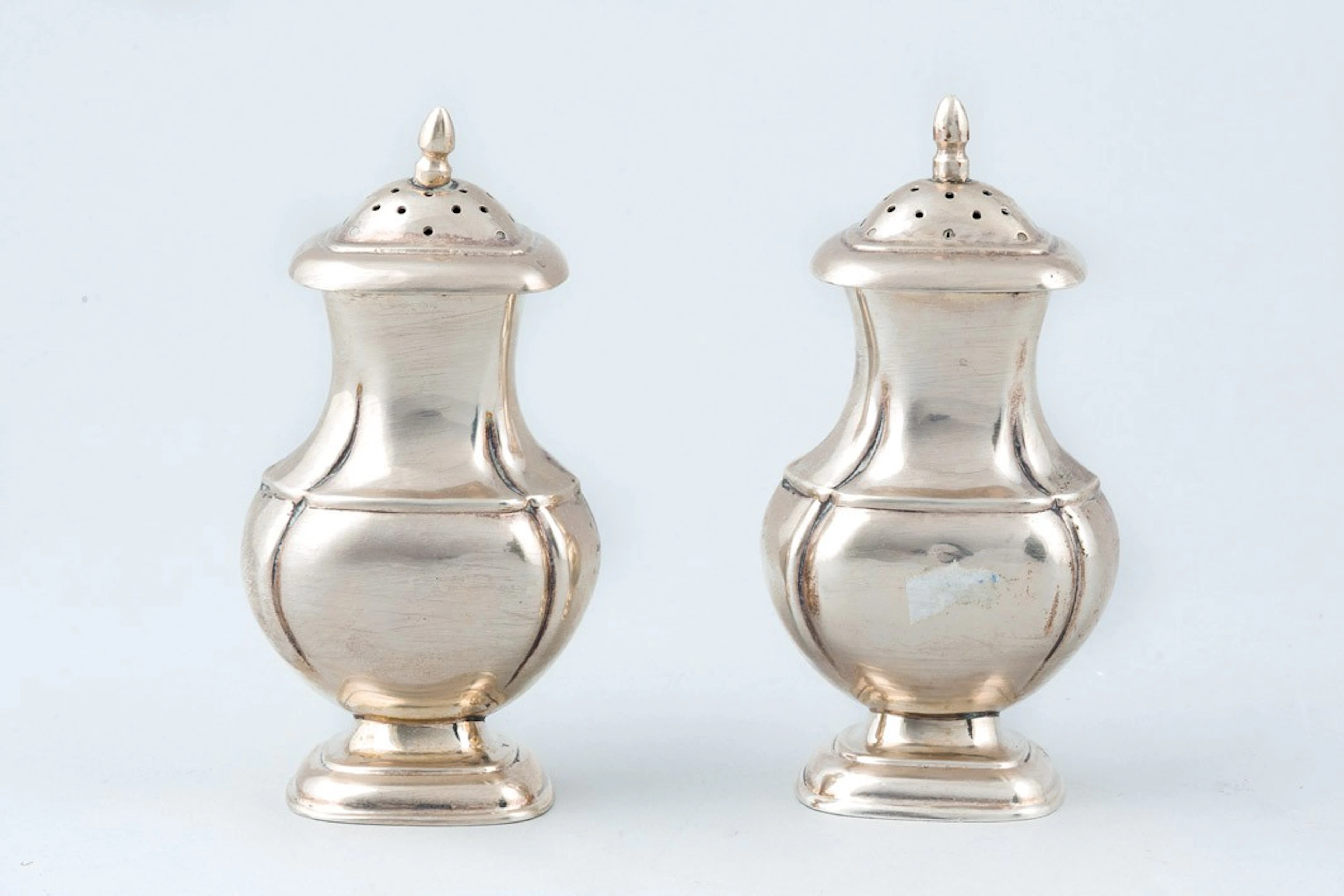 Salero y pimentero de plata