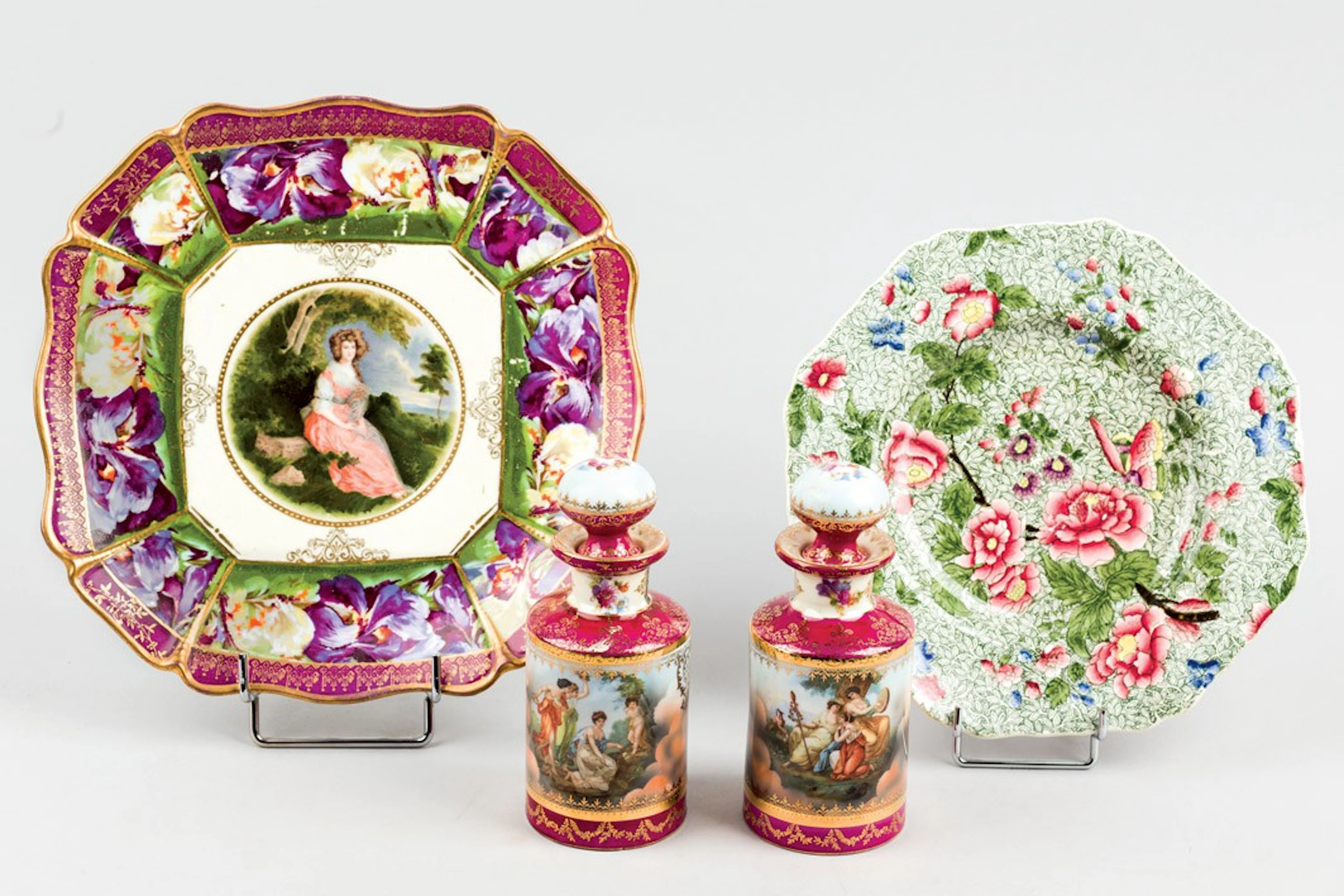 Dos platos y dos botes de perfume de porcelana