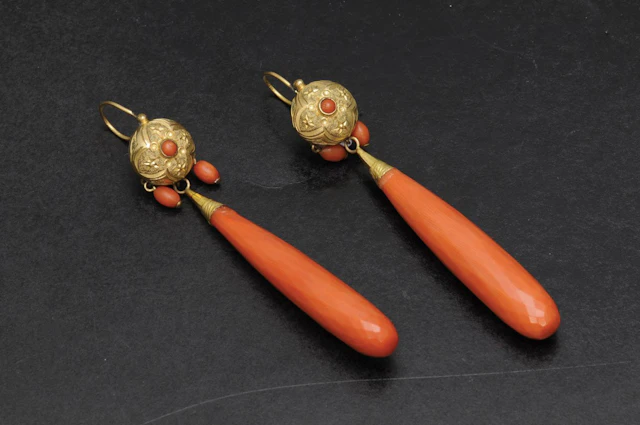 Pendientes antiguos de coral