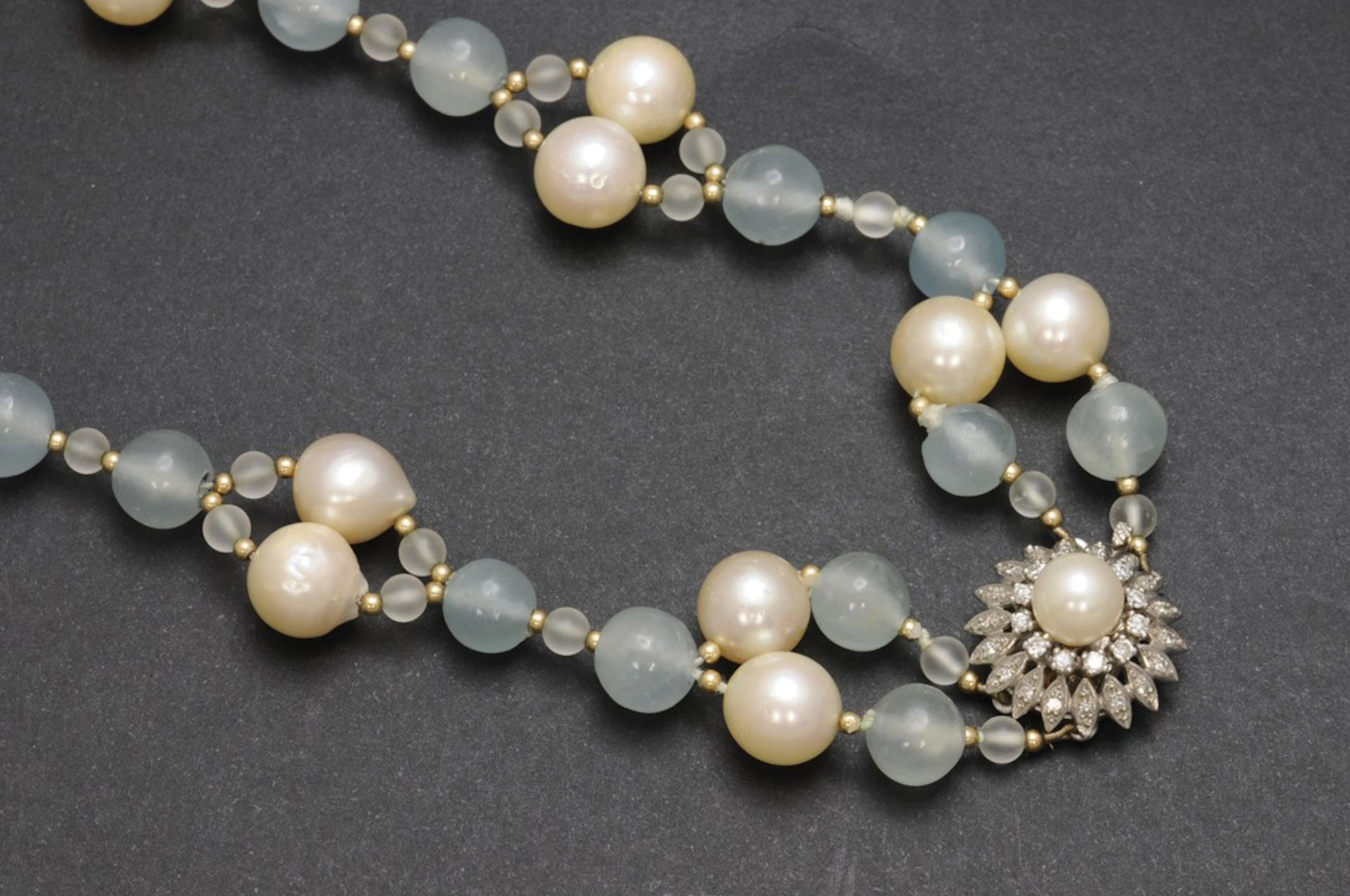 Collar de perlas y aguamarinas