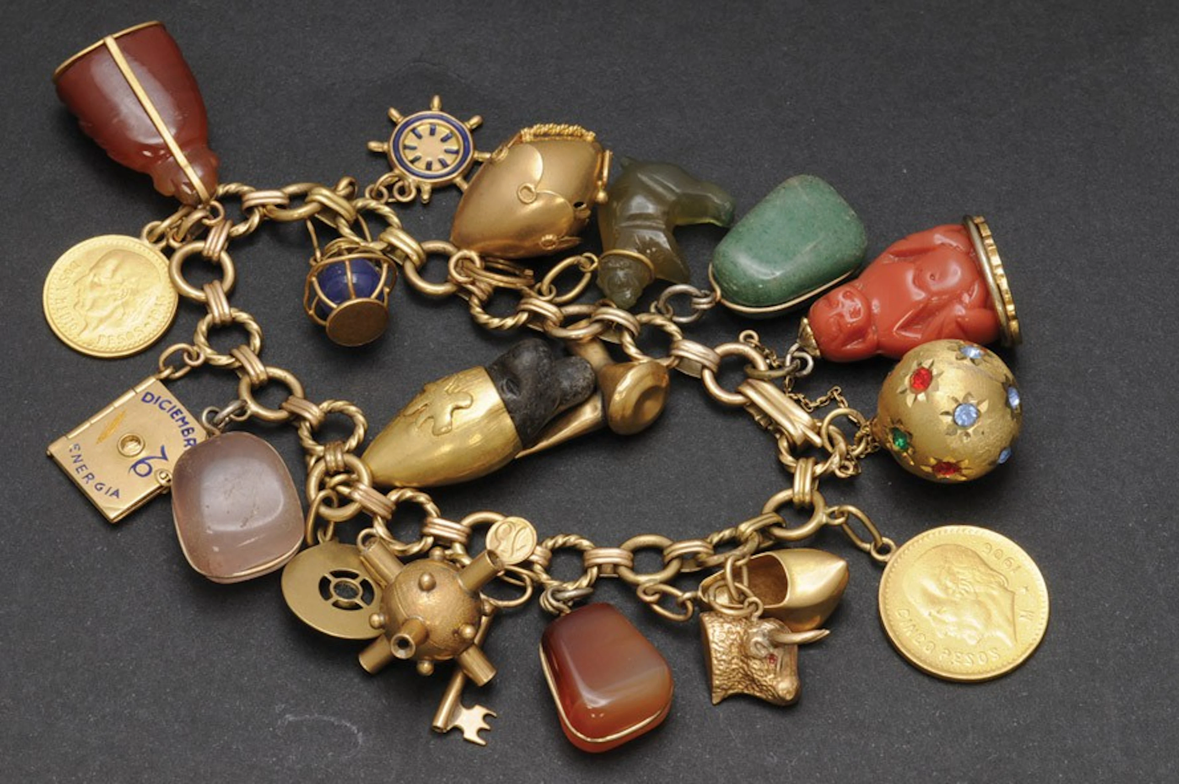 Pulsera de oro con colgantes