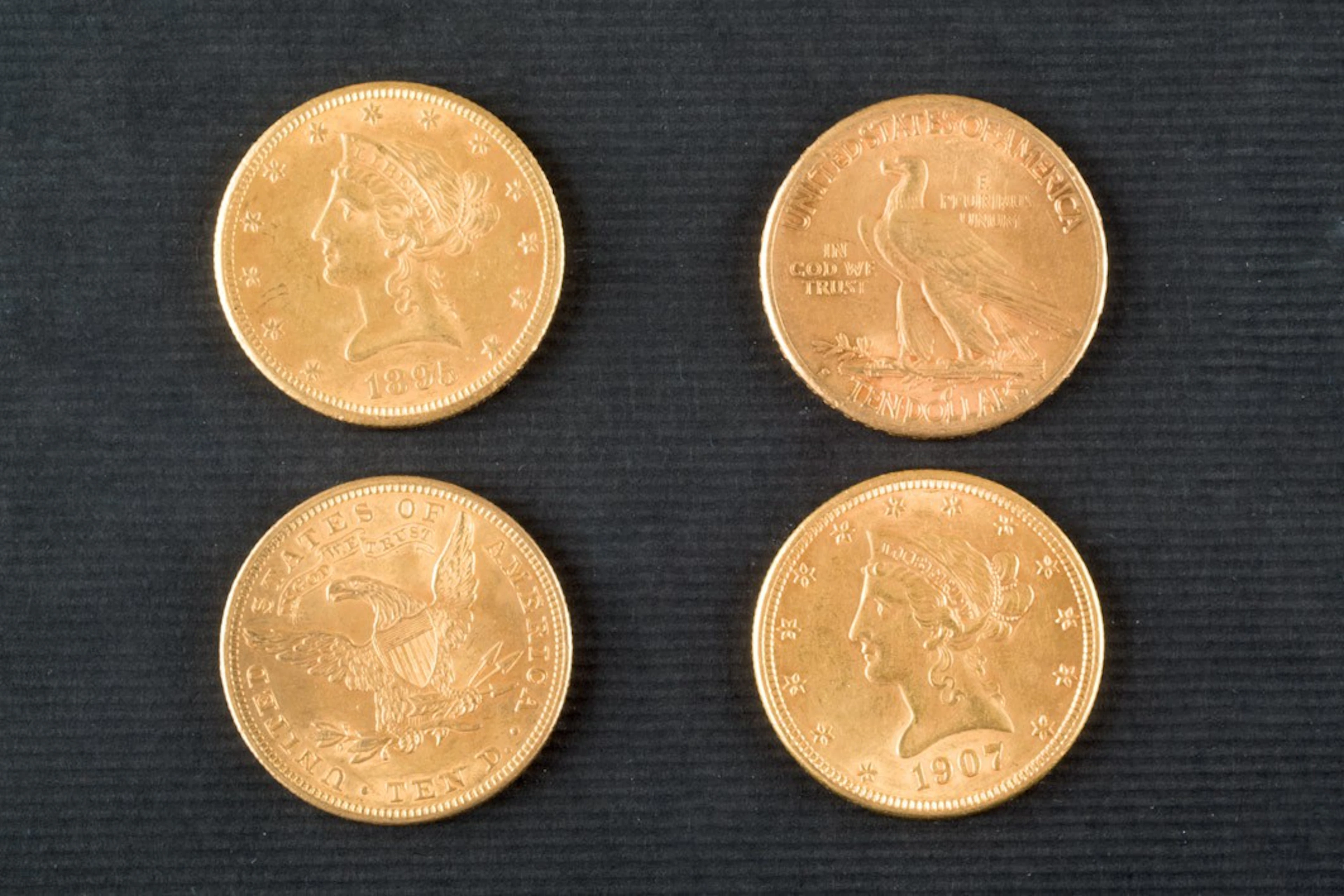 Lote de cuatro monedas de 10 dólares USA