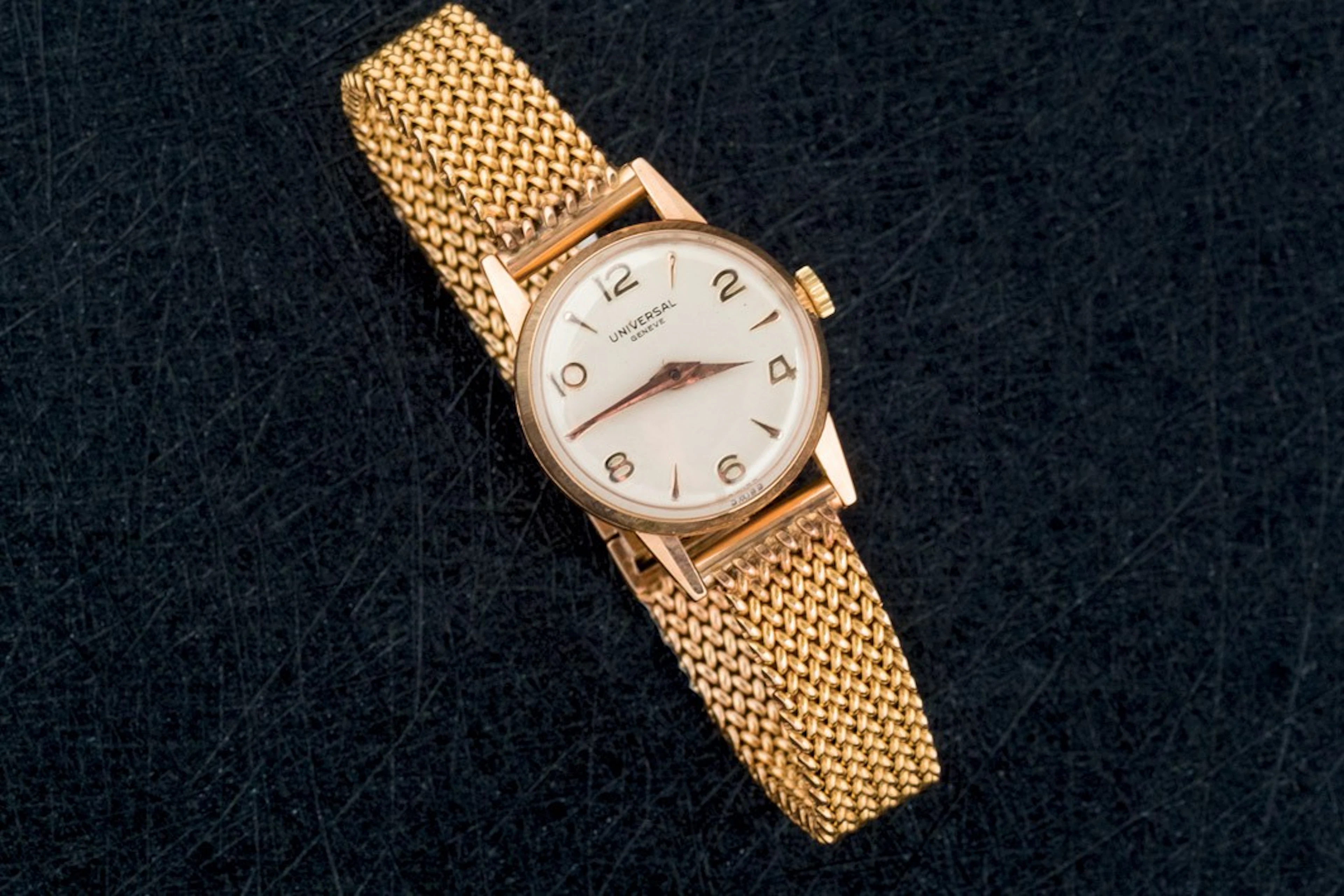 Reloj Universal Geneve de oro para señora