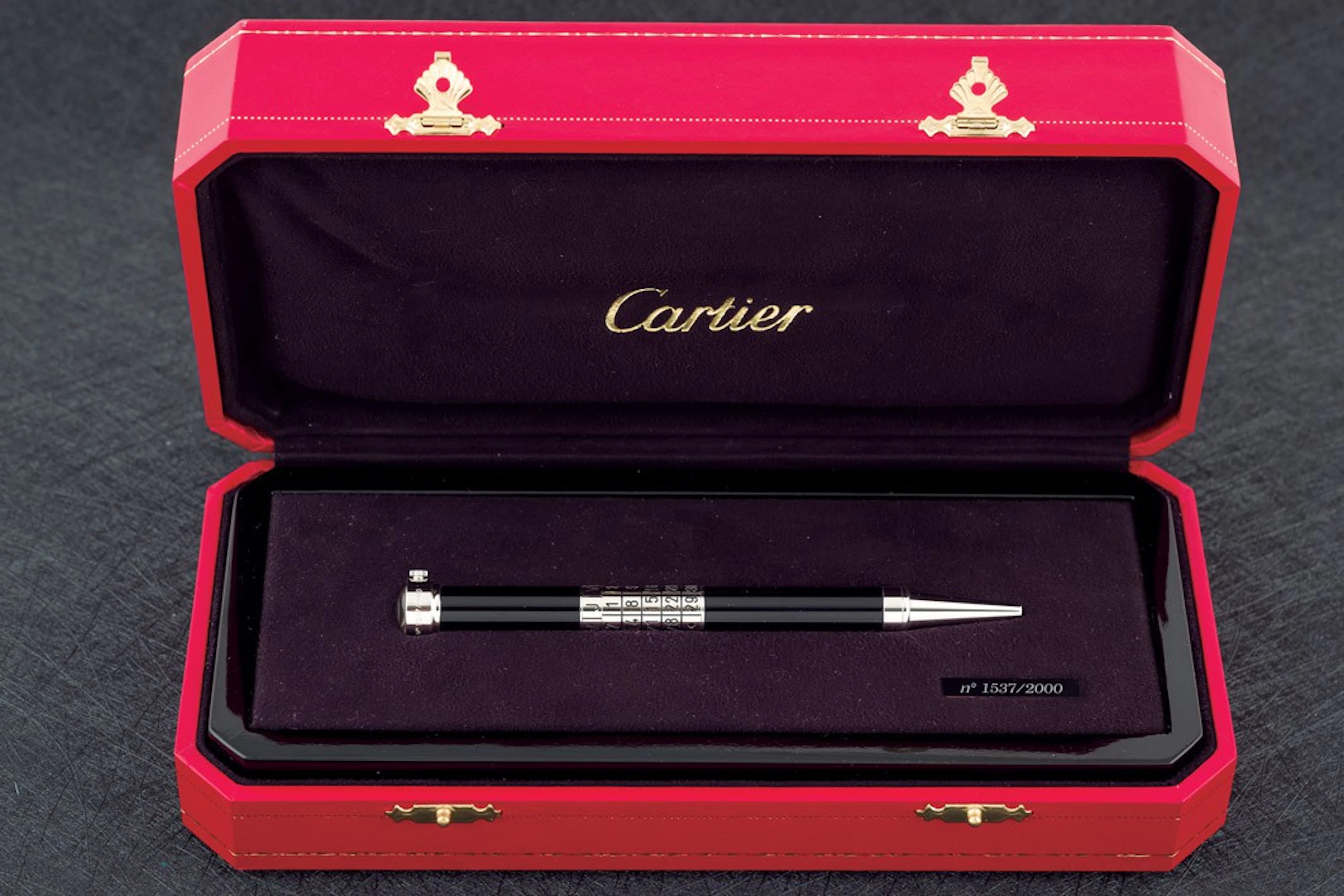 Bolígrafo CARTIER con reloj y calendario perpetuo