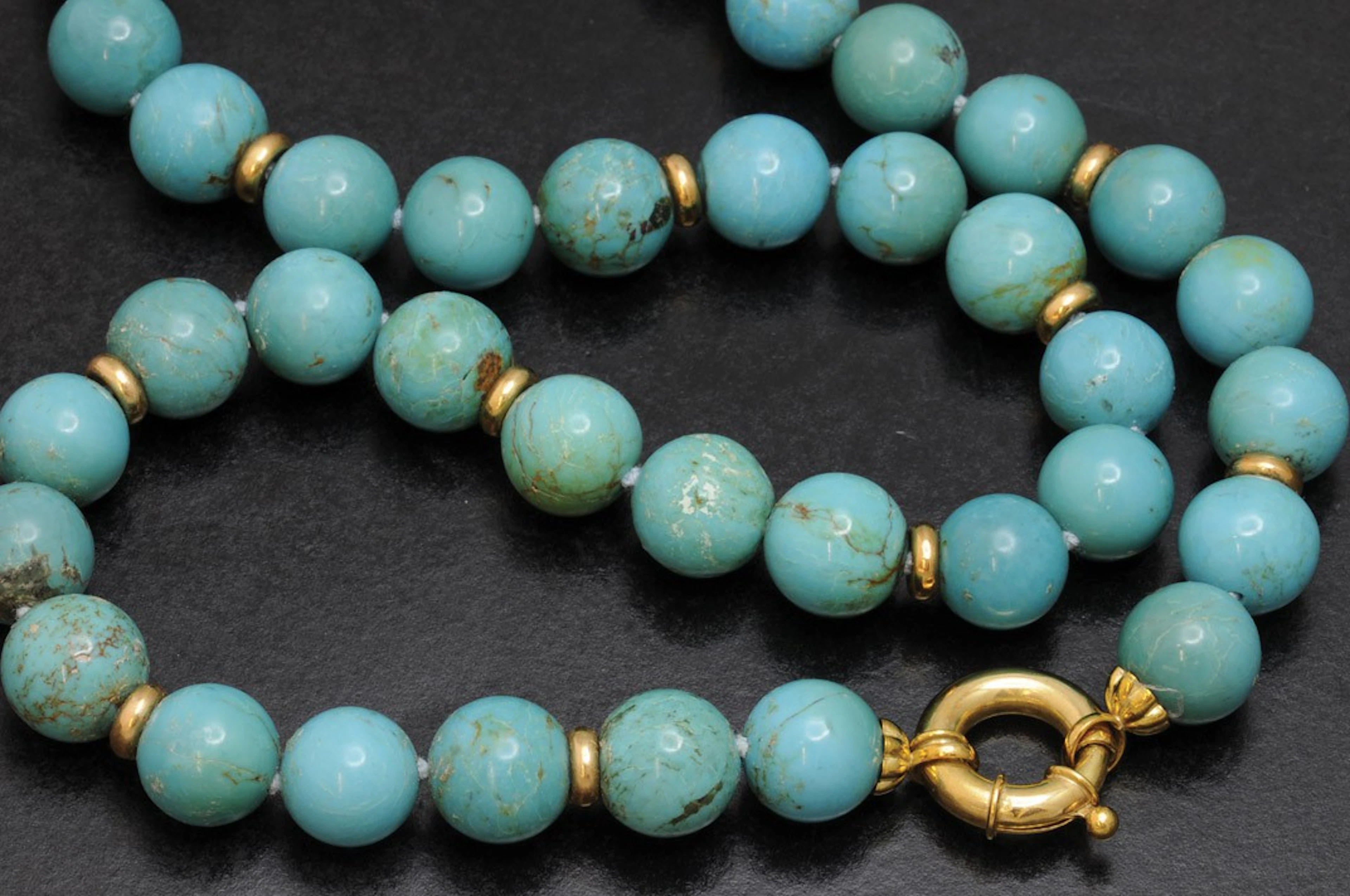 Collar de oro con bolas de turquesa