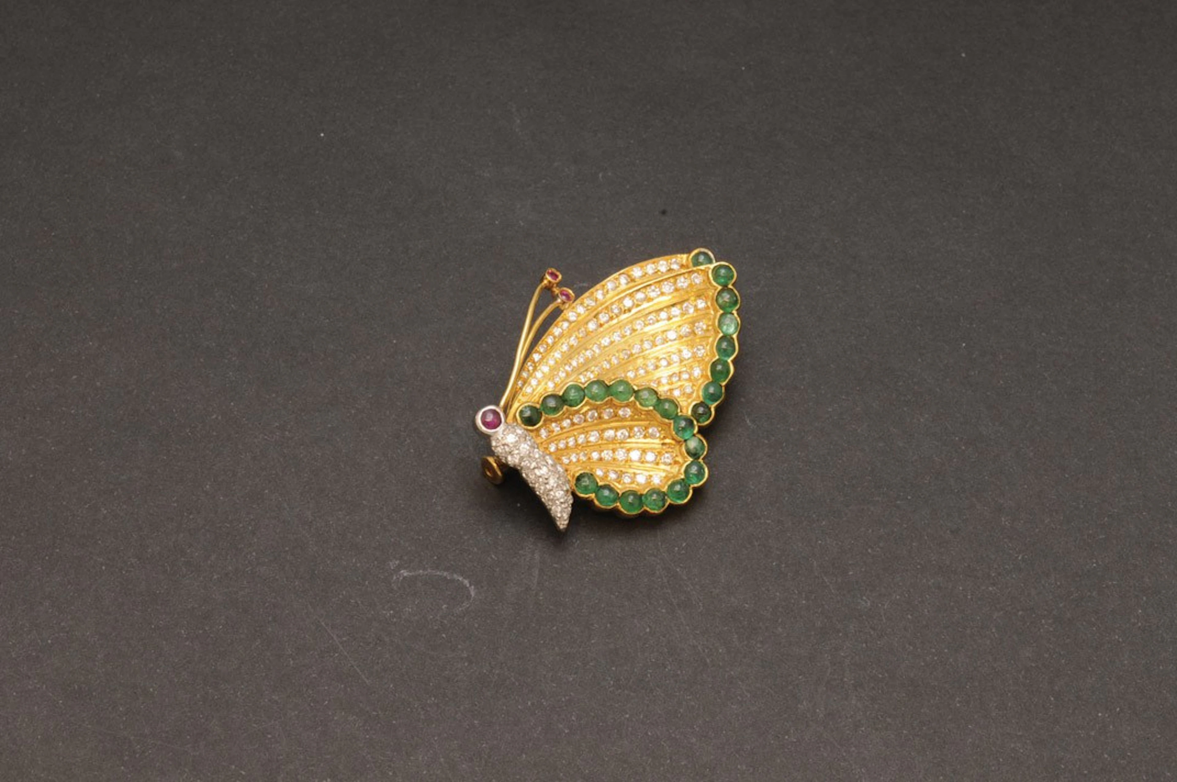 Broche mariposa de esmeraldas, diamantes y rubíes