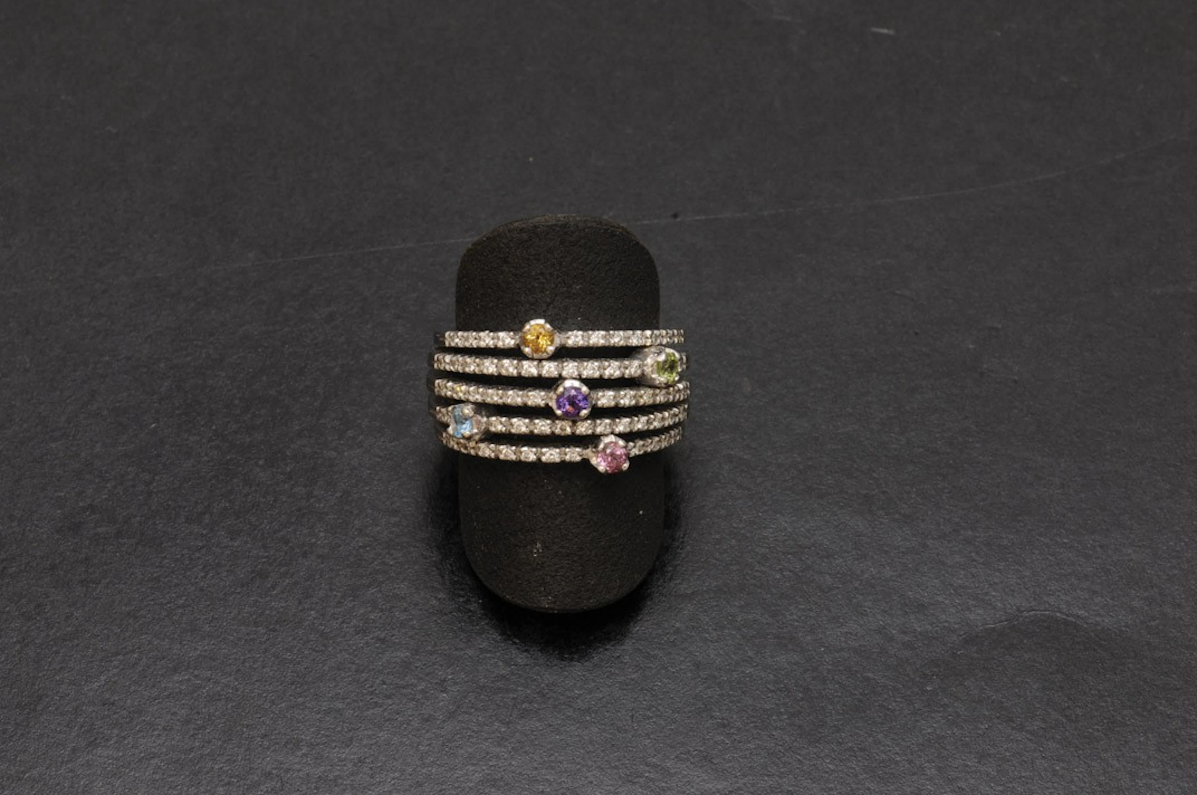 Sortija de oro con diamantes y piedras multicolor