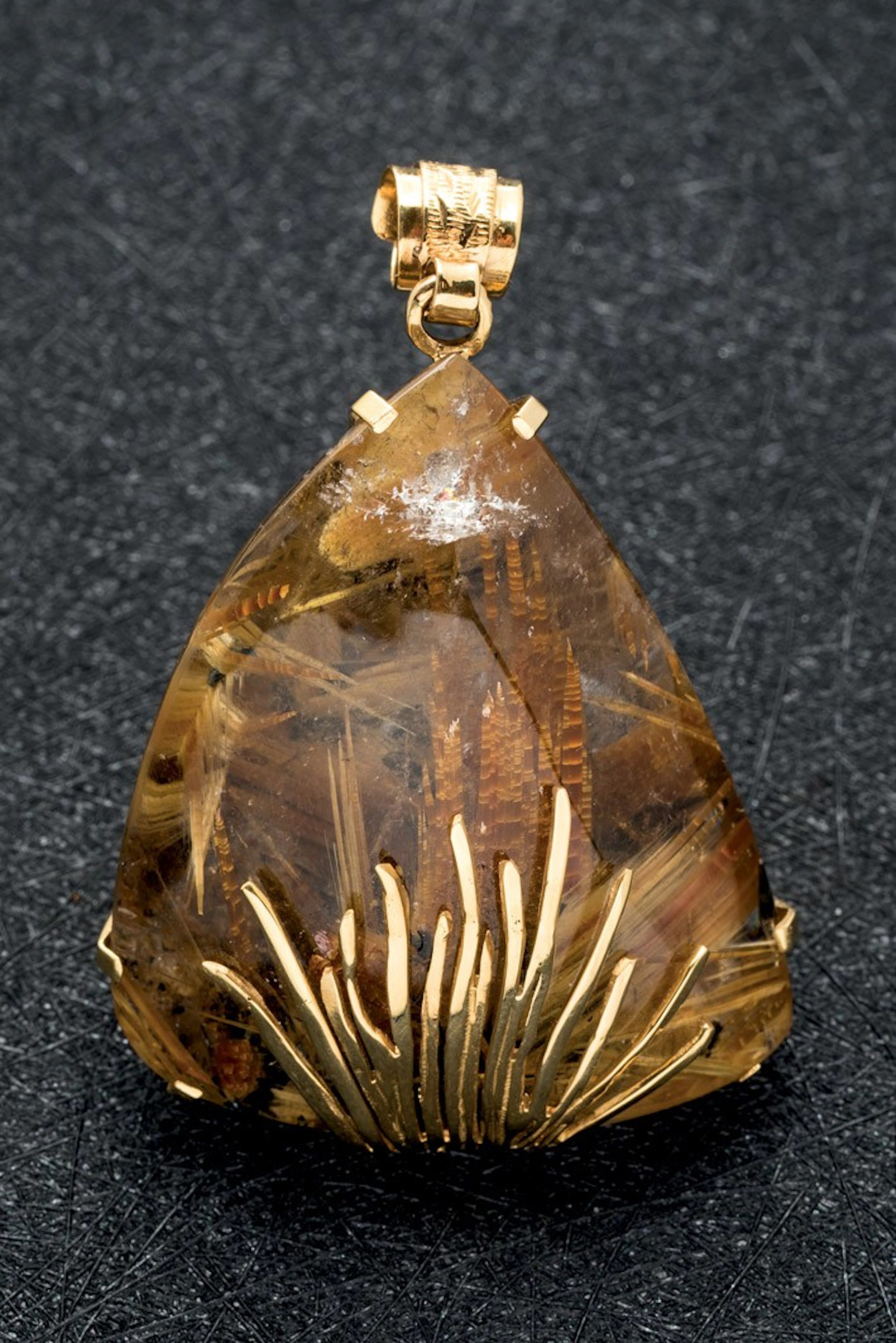 Colgante de oro con cuarzo rutilado