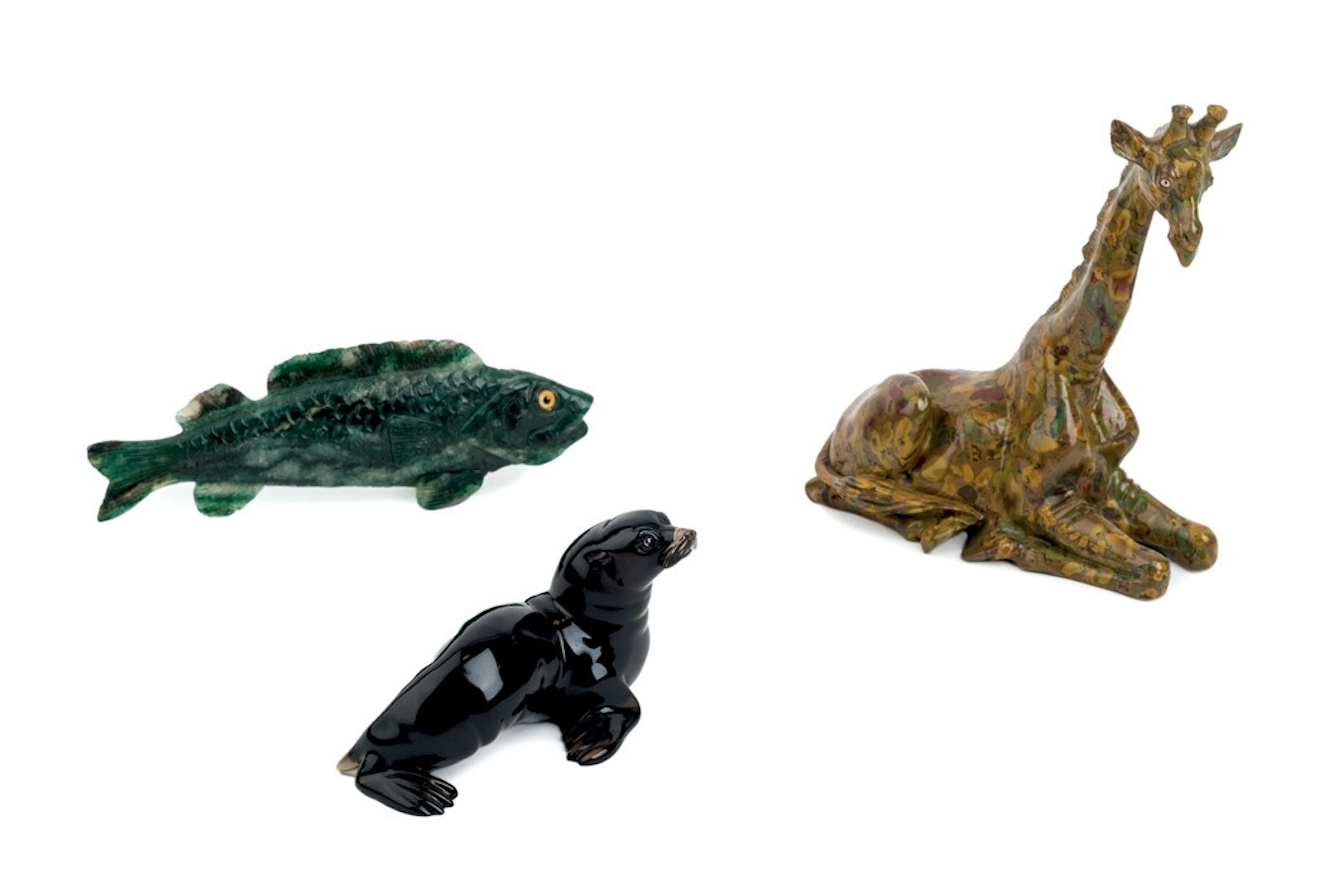Tres animales de piedras duras