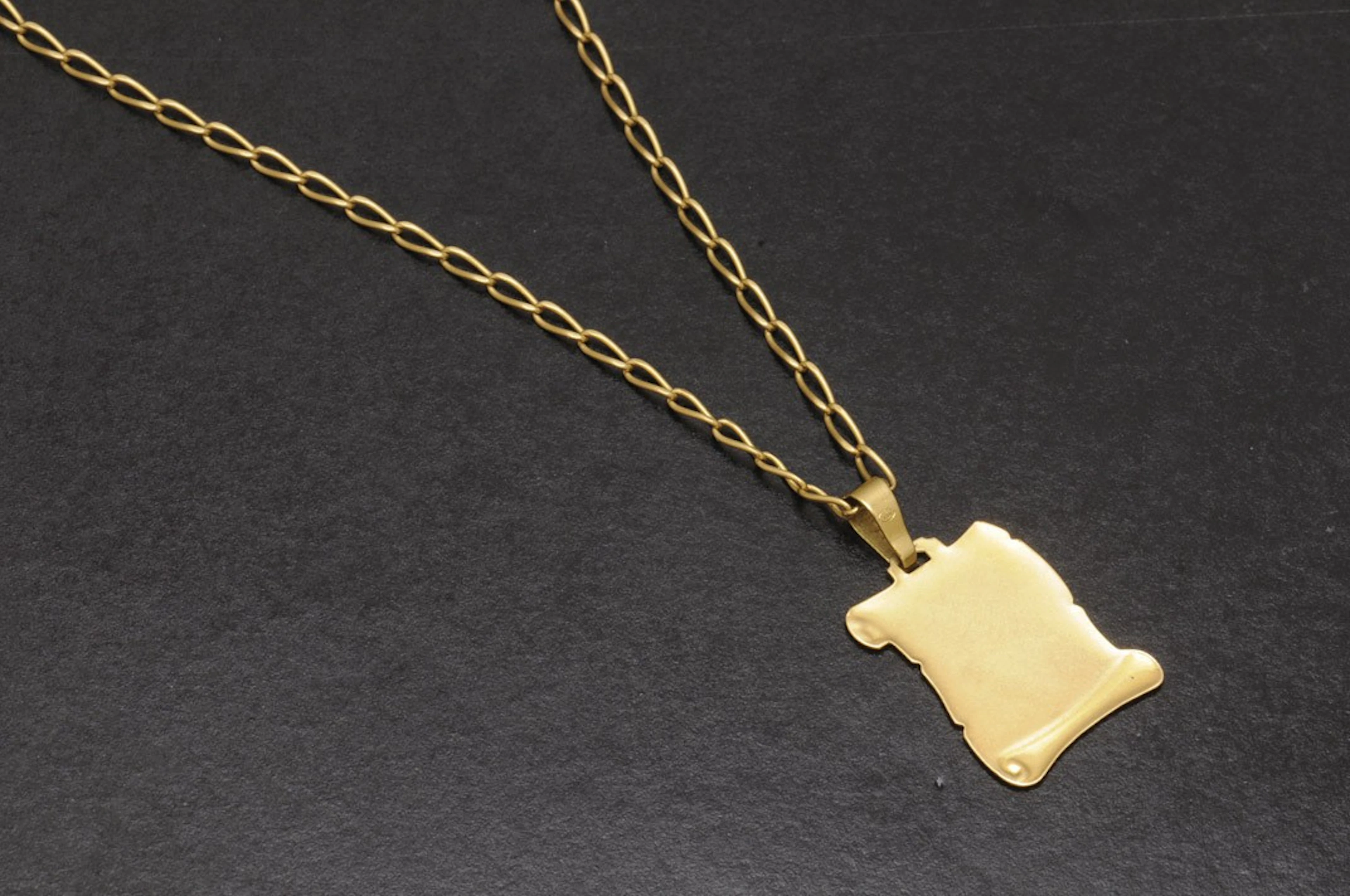 Cadena con colgante pergamino de oro
