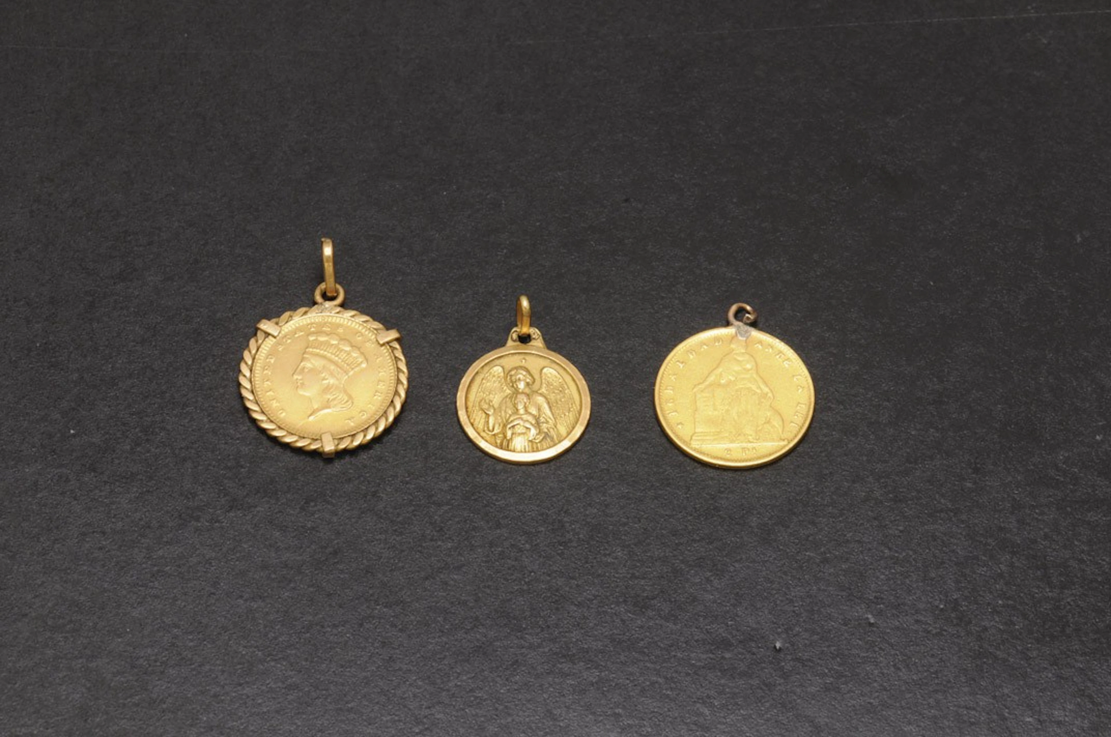Tres colgantes de oro