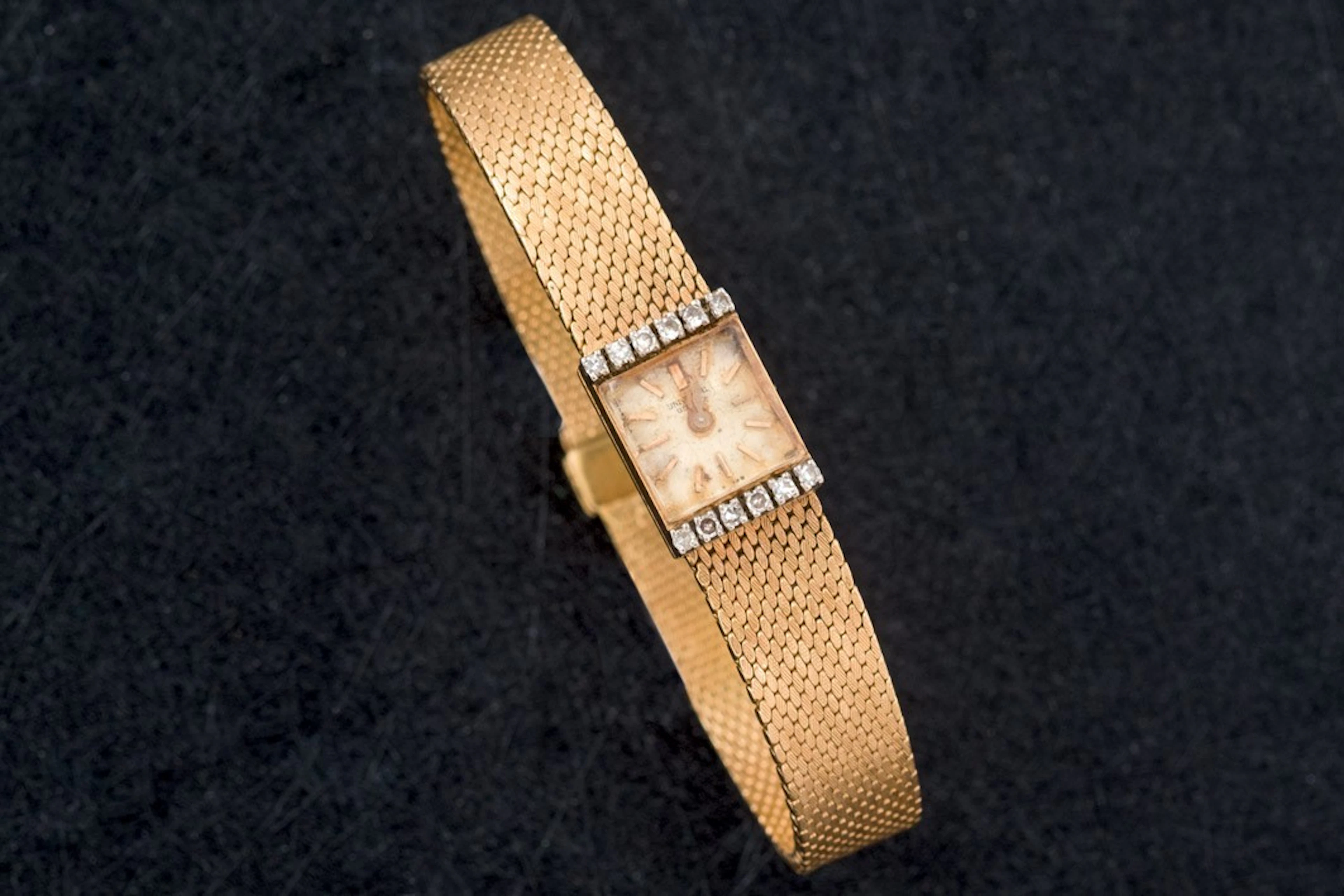Reloj Universal de oro y diamantes. Falta corona
