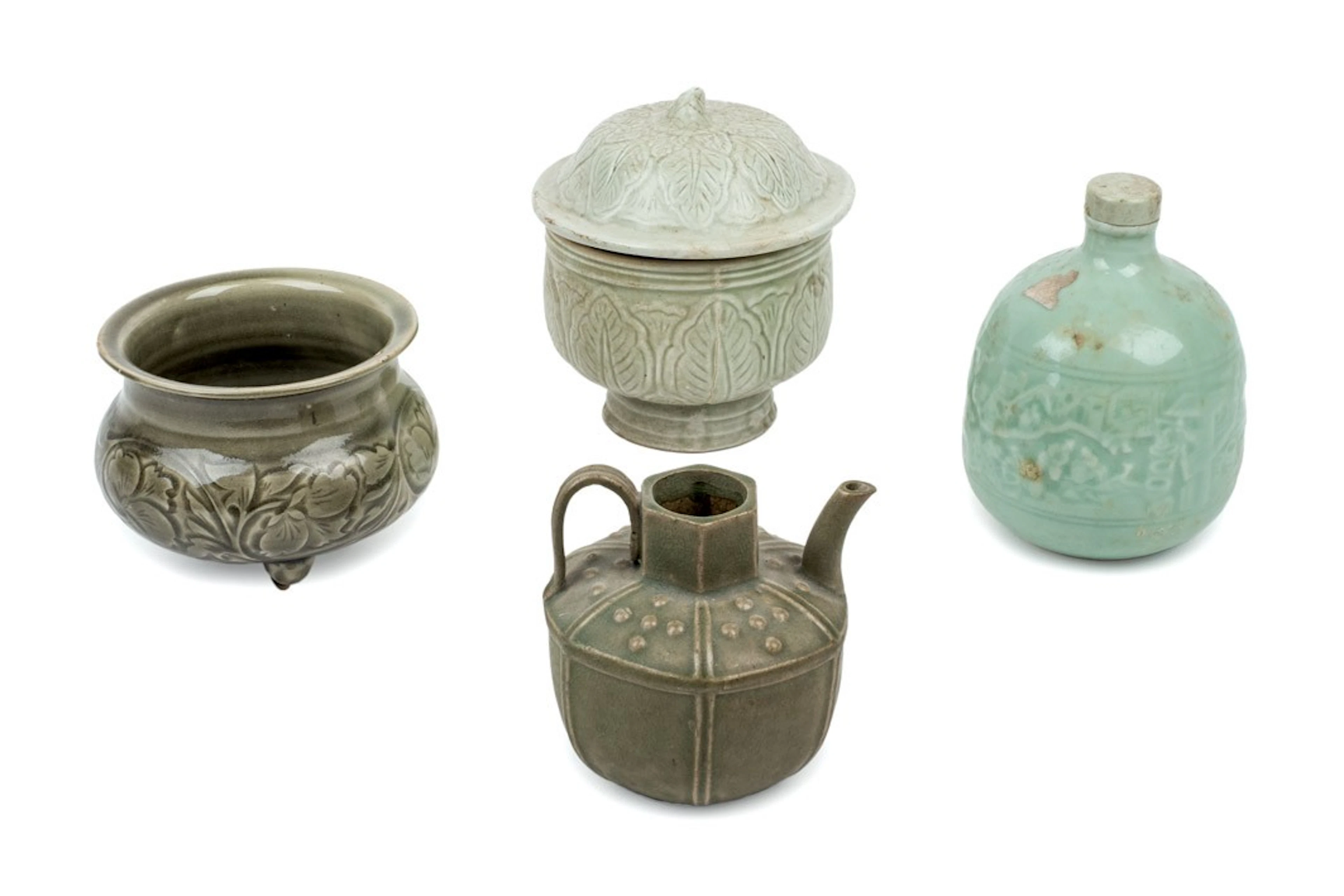 Cuatro piezas en cerámica y porcelana china
