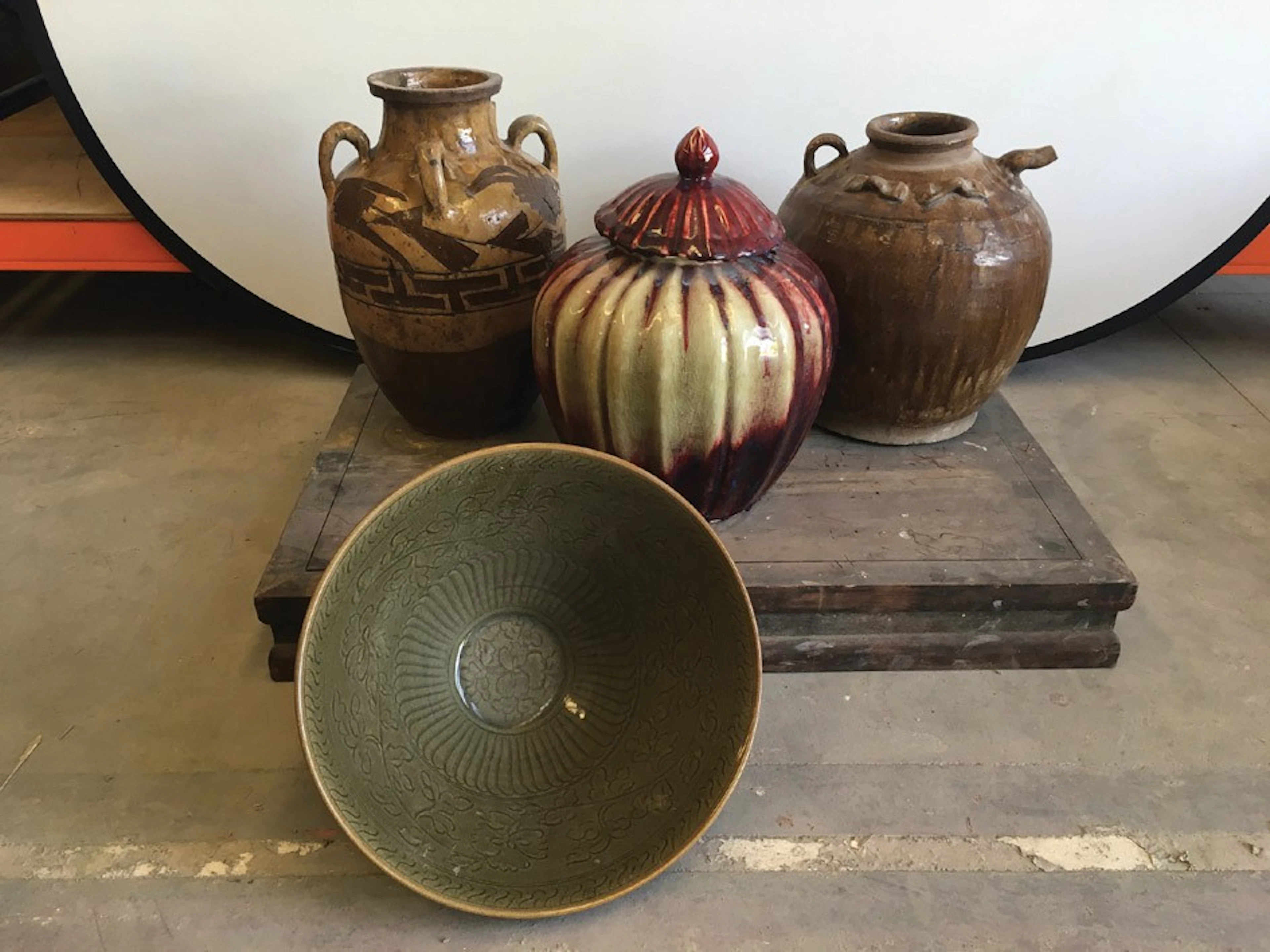 Lote de cuatro piezas chinas de cerámica vidriada