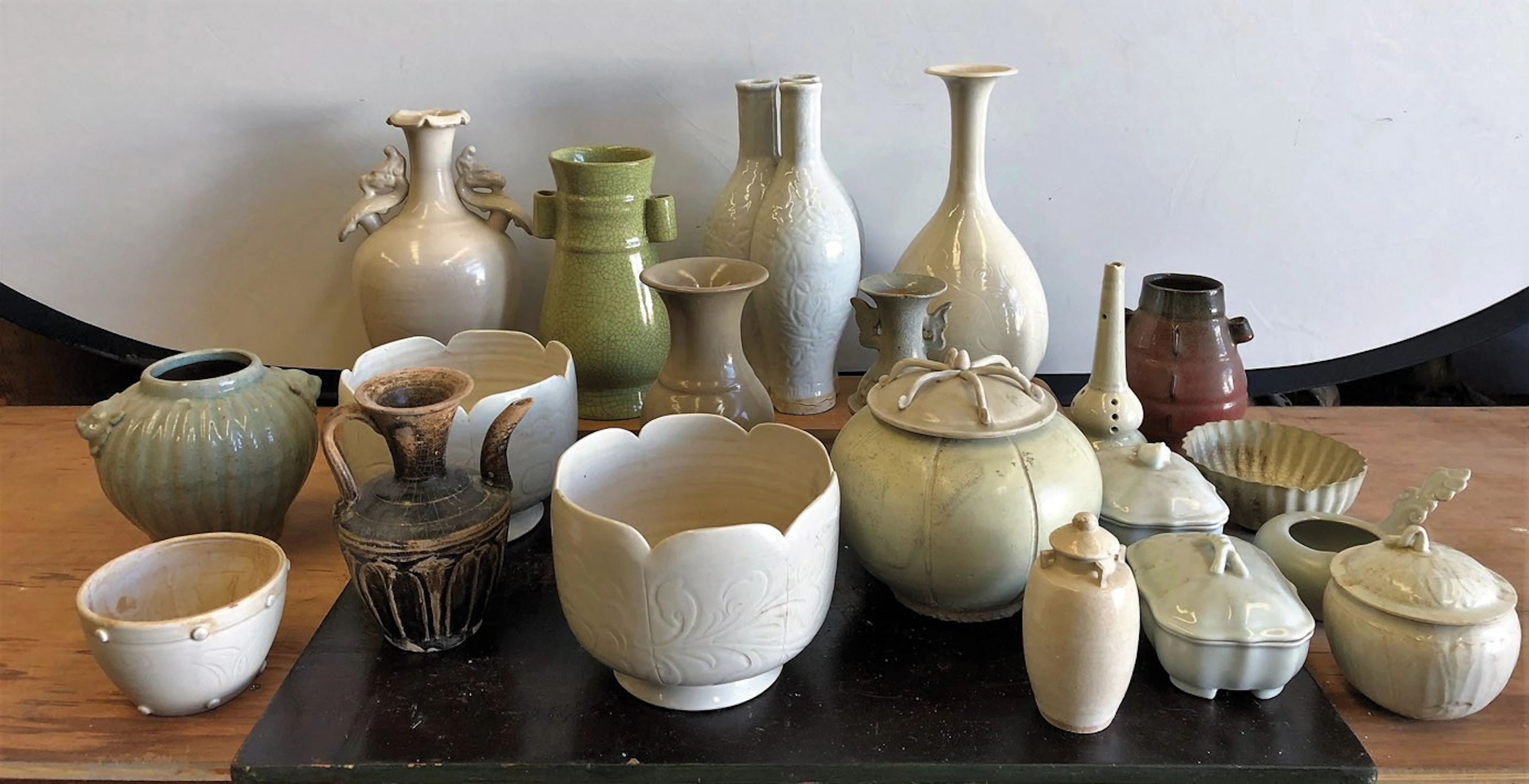Veinte piezas de porcelana y cerámica china