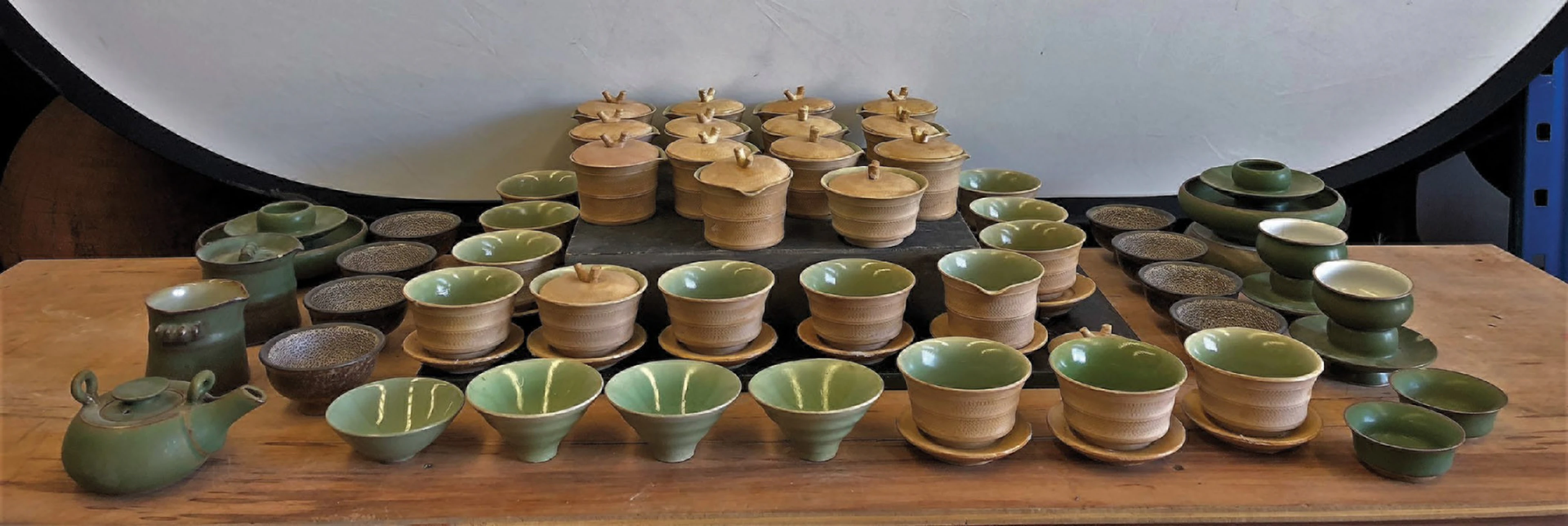 68 piezas chinas en porcelana, gres y cerámica