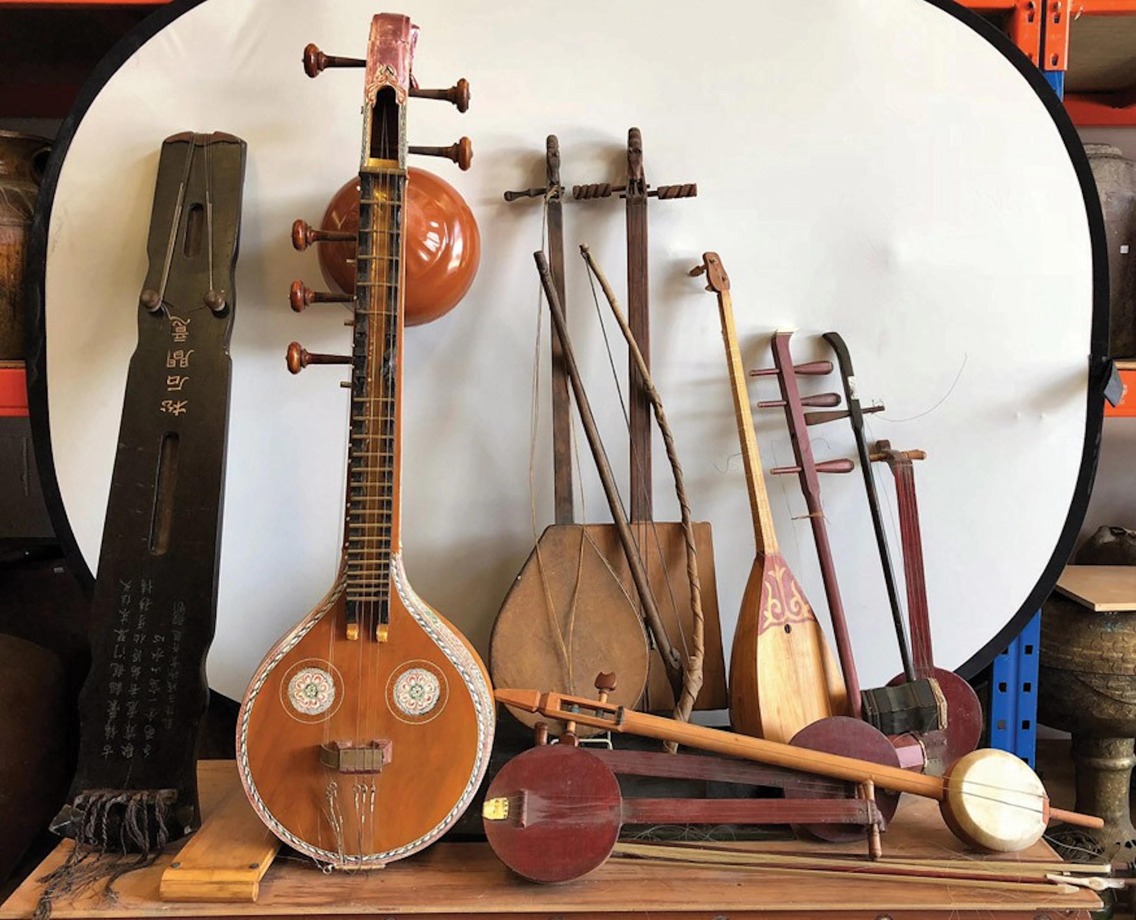 11 instrumentos musicales y 6 arcos
