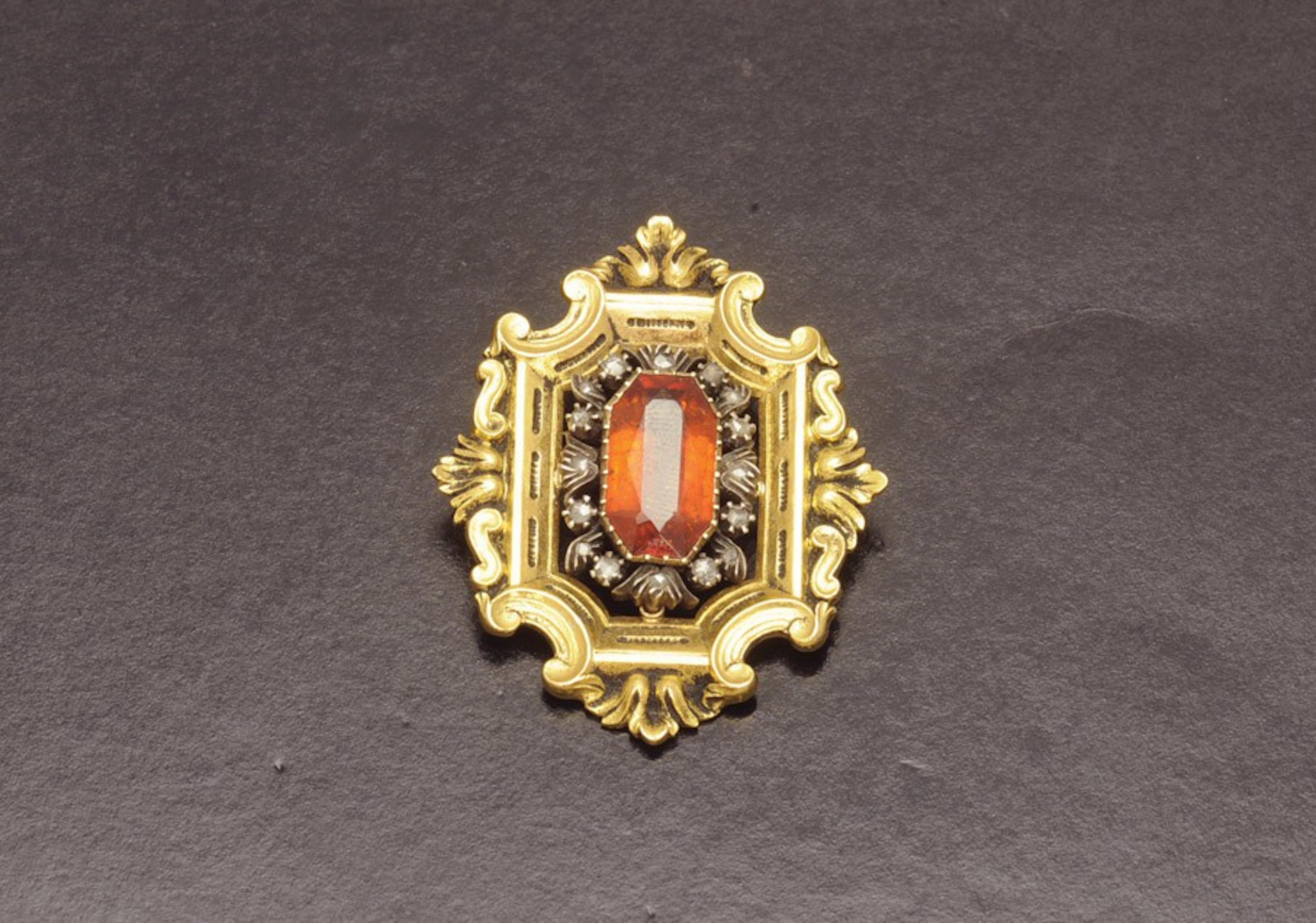 Colgante antiguo de oro con citrino y diamantes