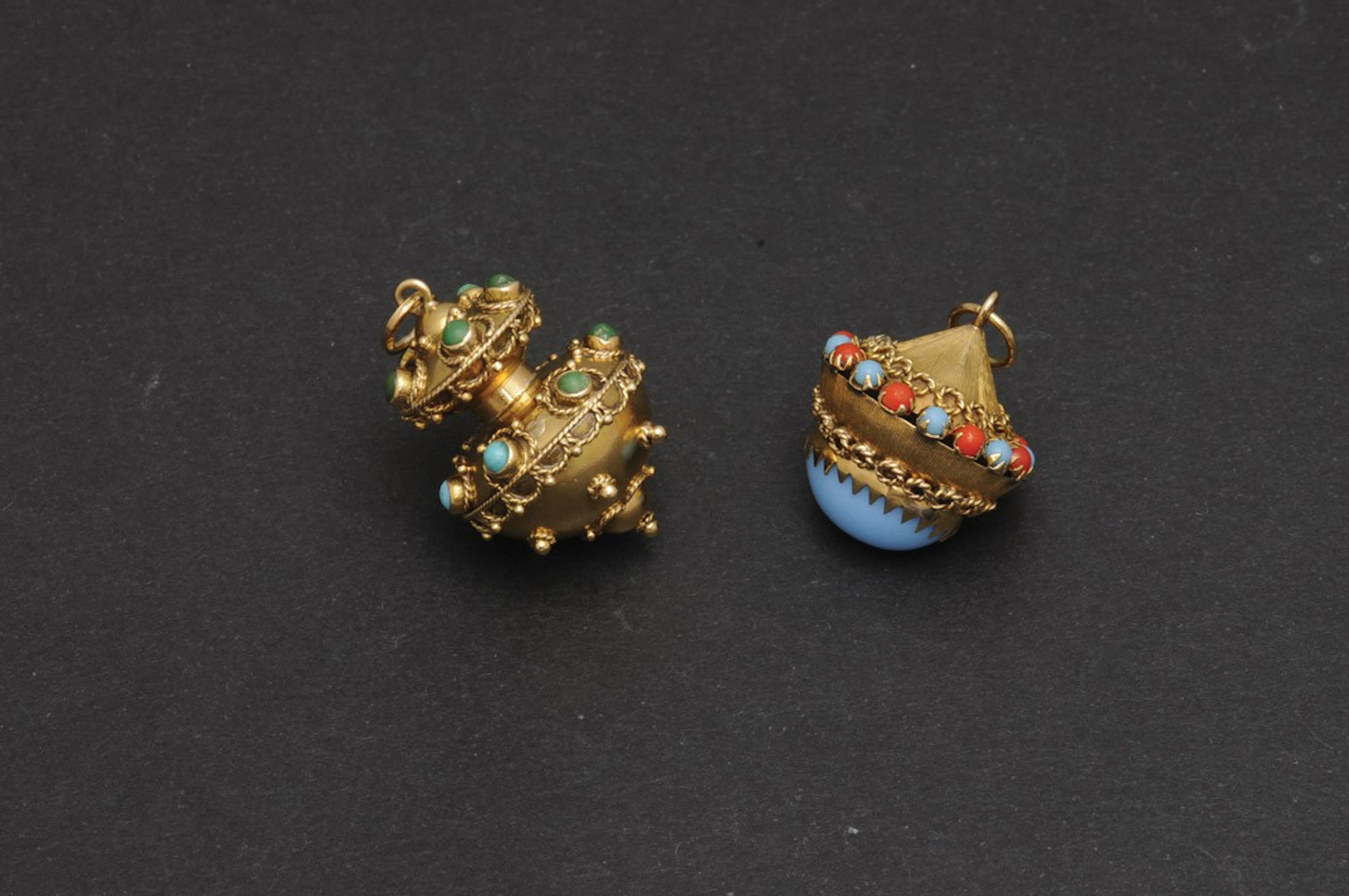 Dos colgantes de oro con turquesa y coral