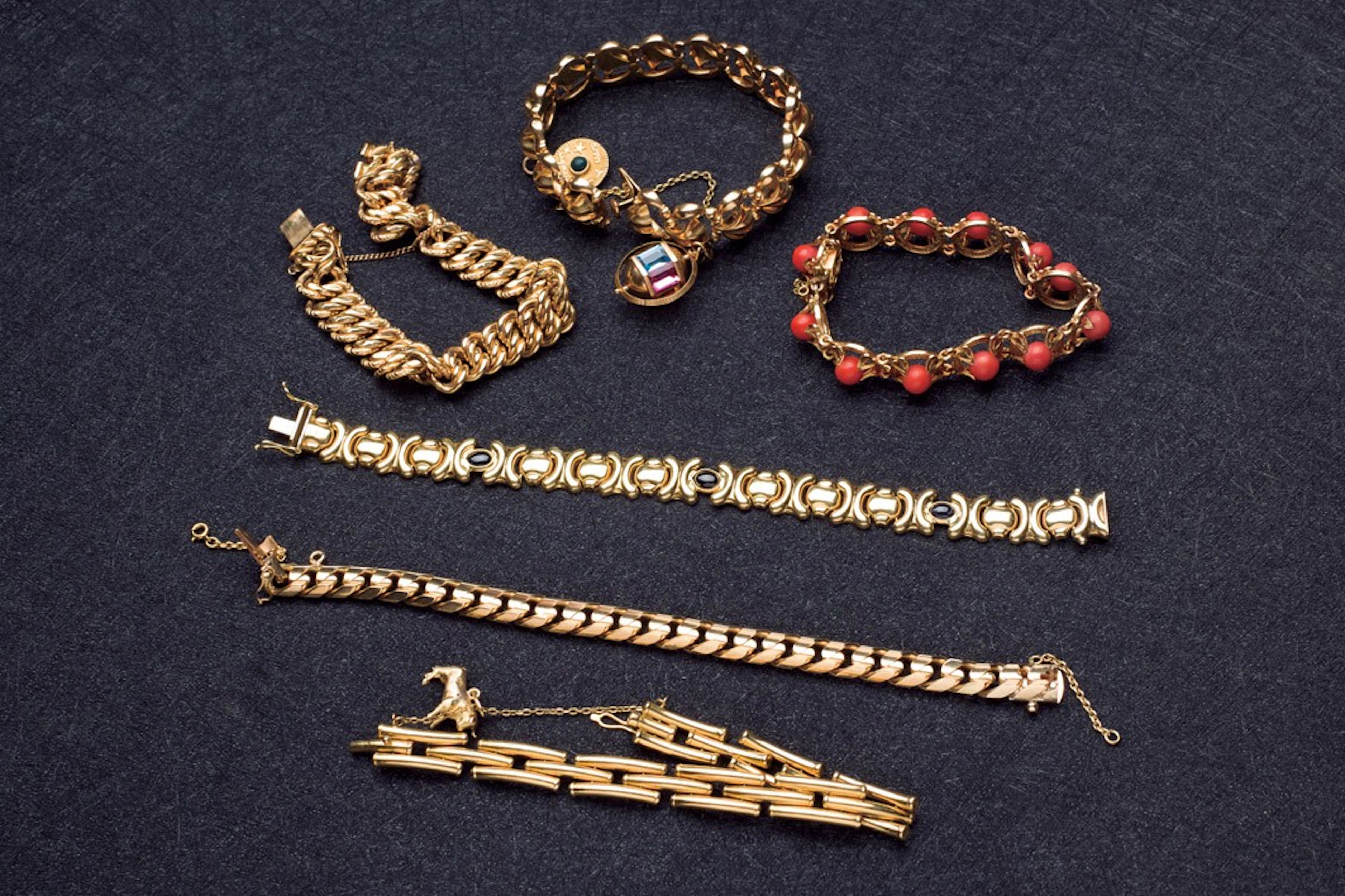 Lote de seis pulseras de oro