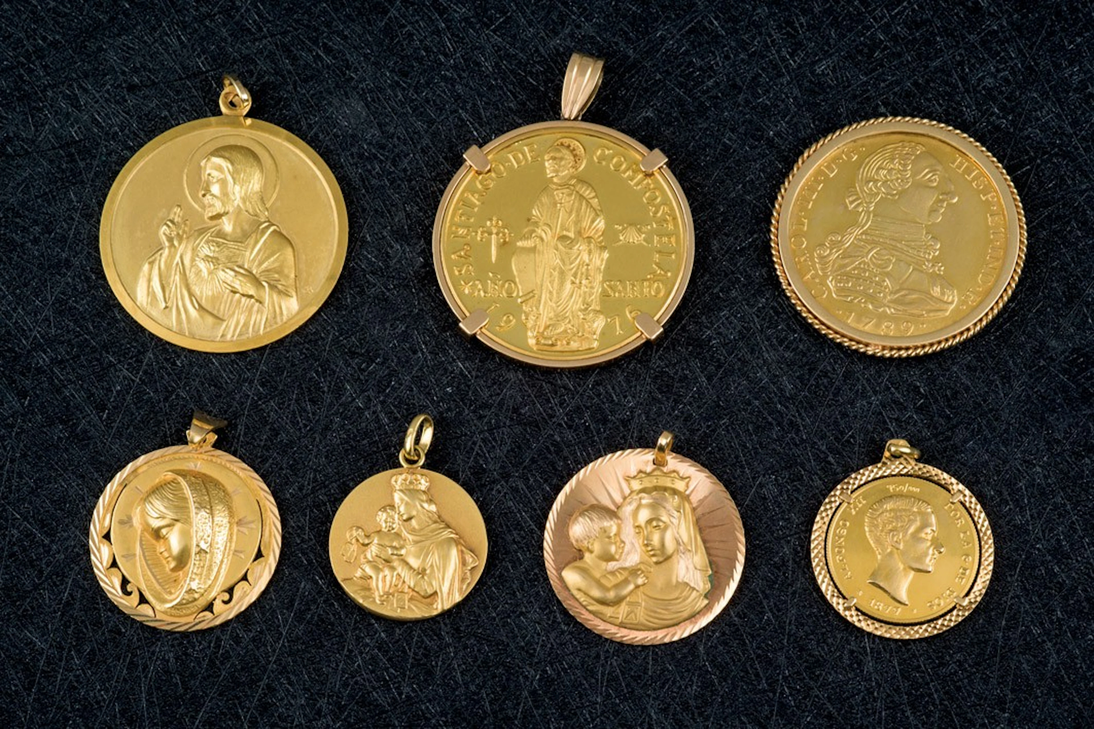Lote de quince colgantes de oro