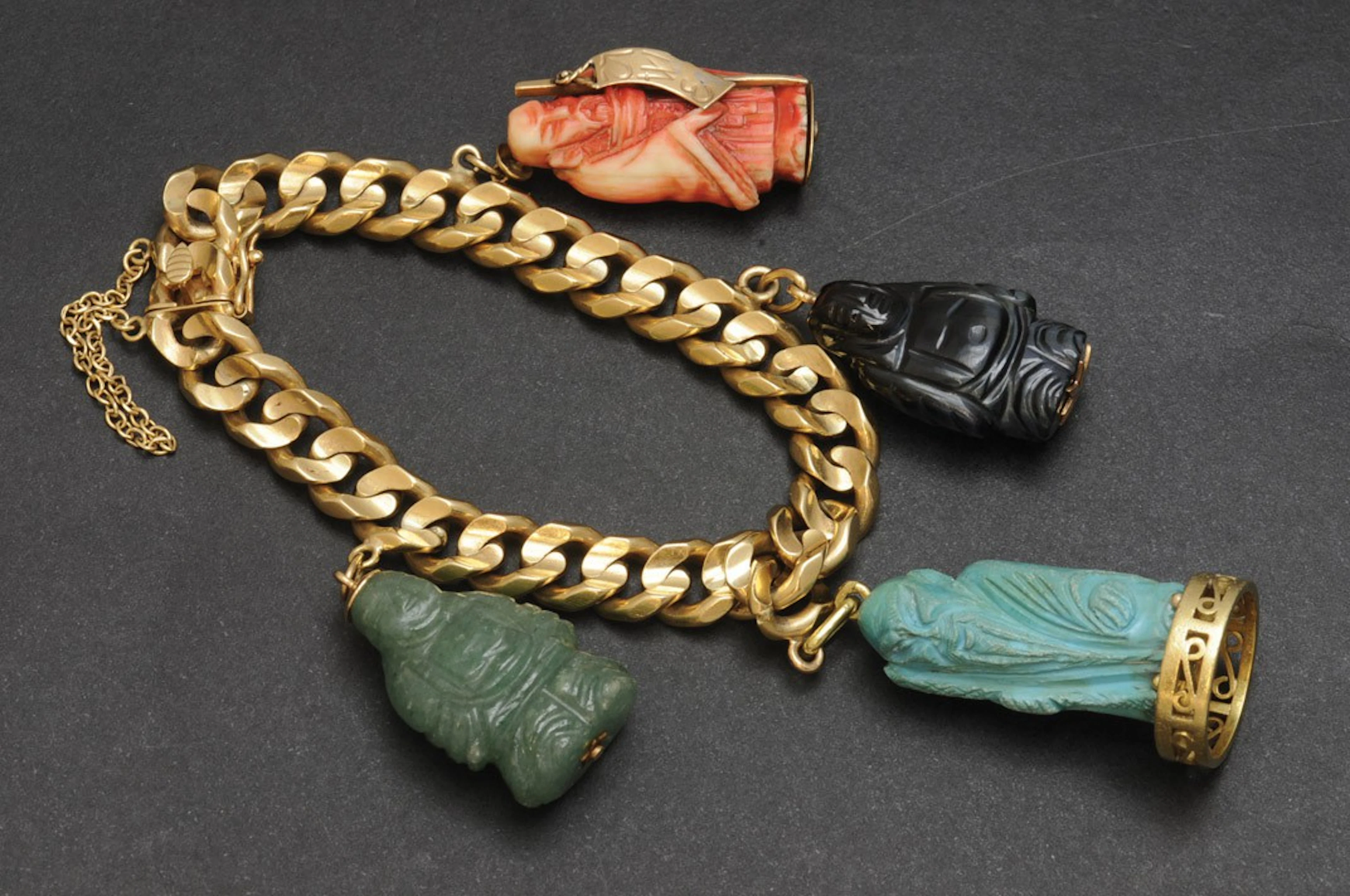 Pulsera de oro con colgantes