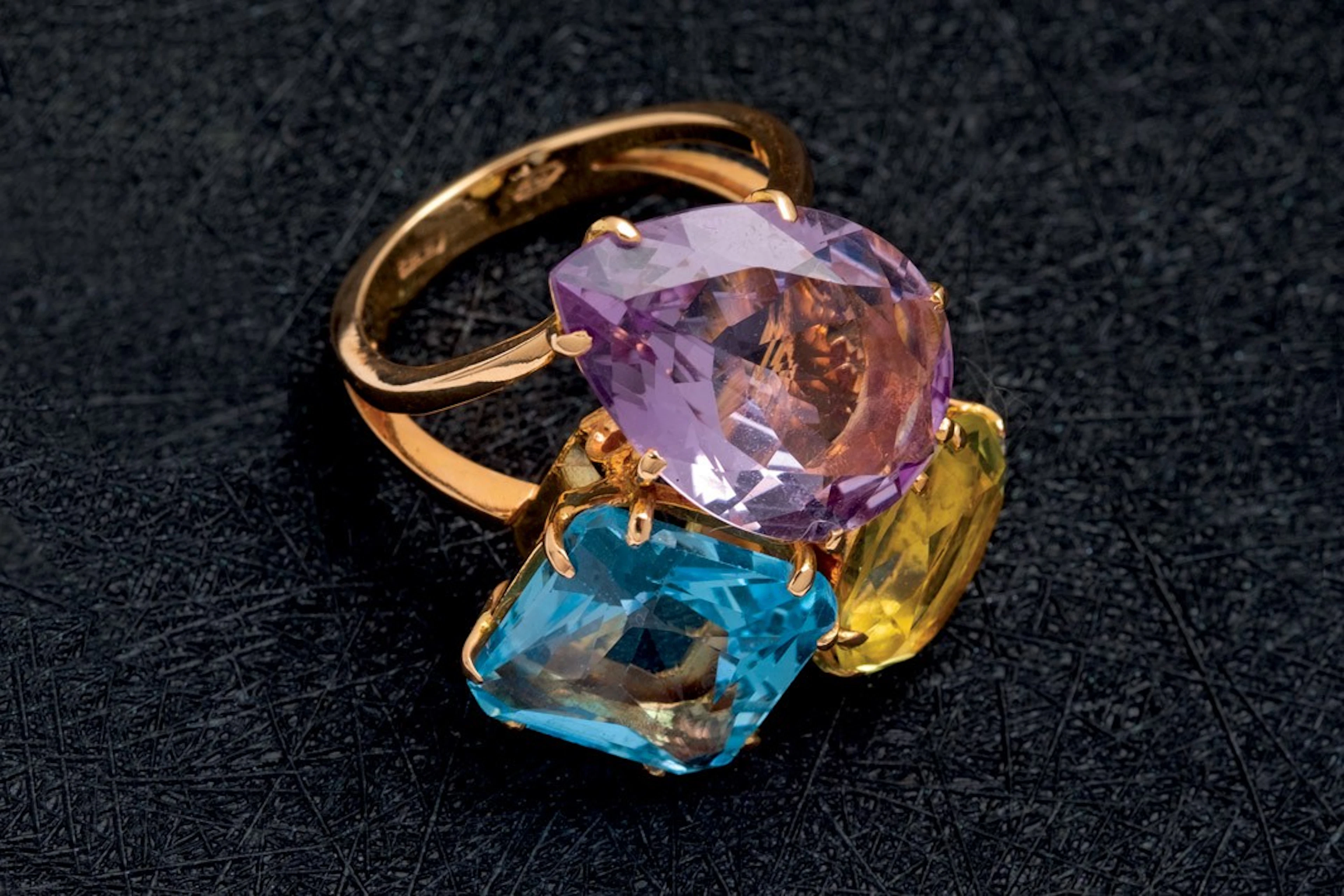 Sortija de oro con piedras de color