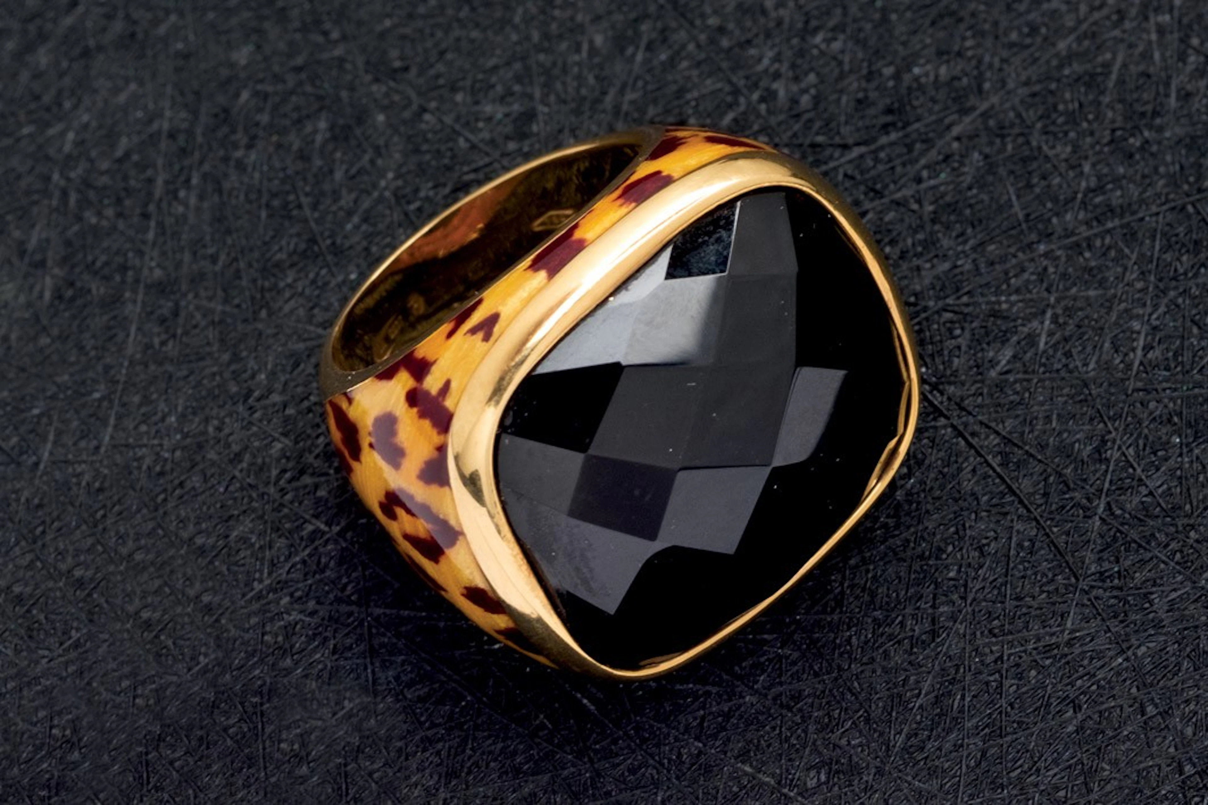 Sortija de oro con esmalte y onix