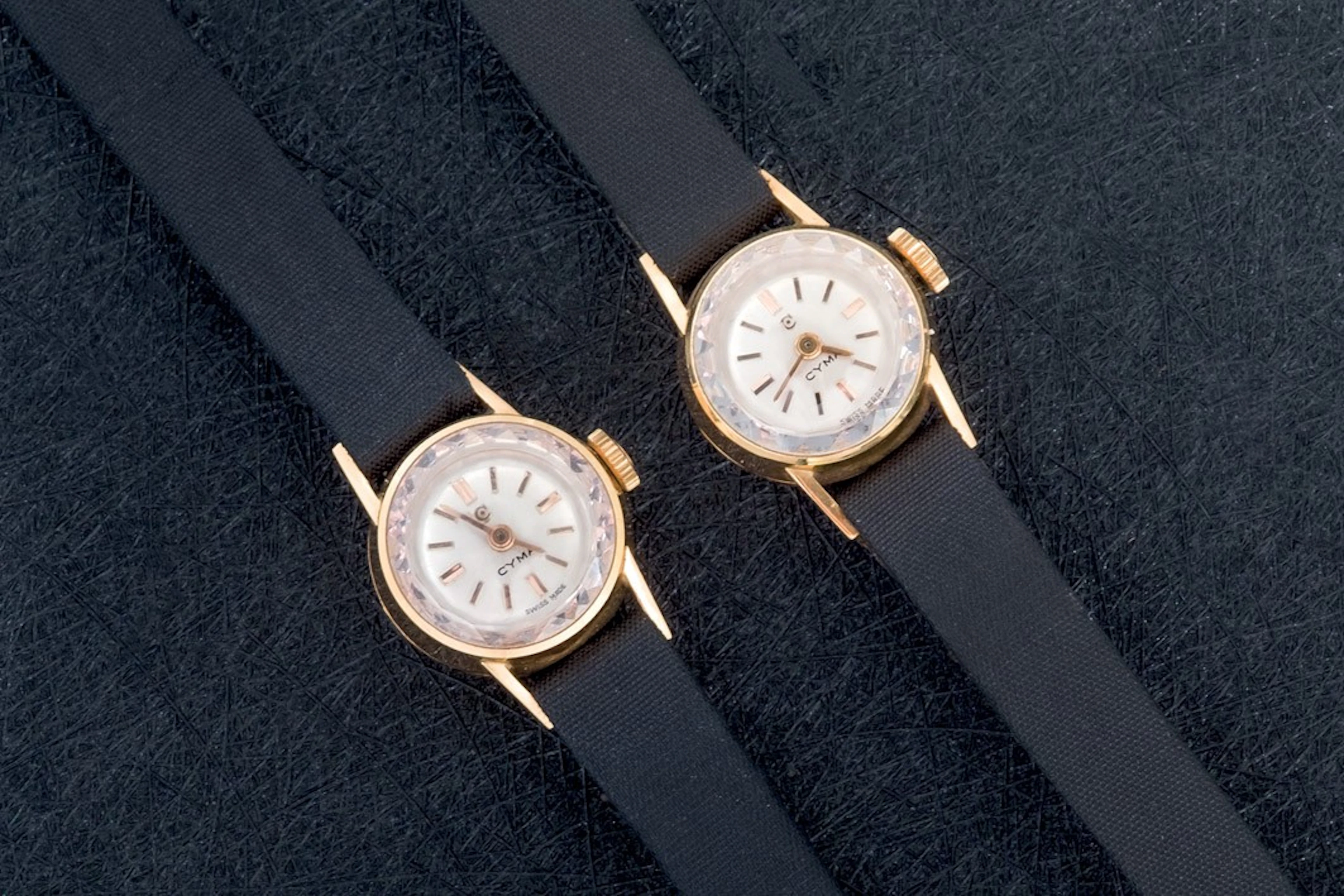 Dos relojes CYMA para señora