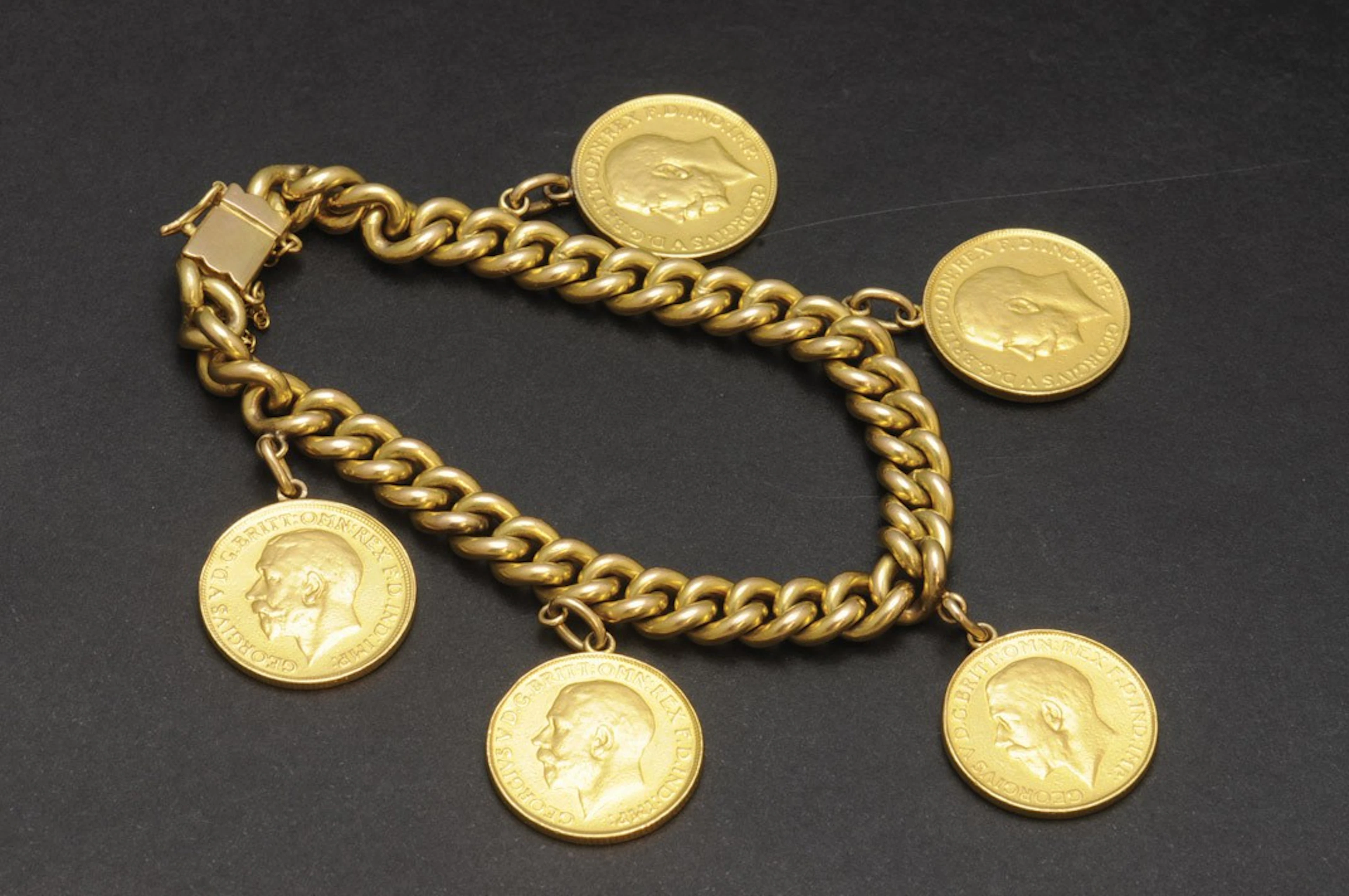 Pulsera de oro con seis monedas de libra inglesa