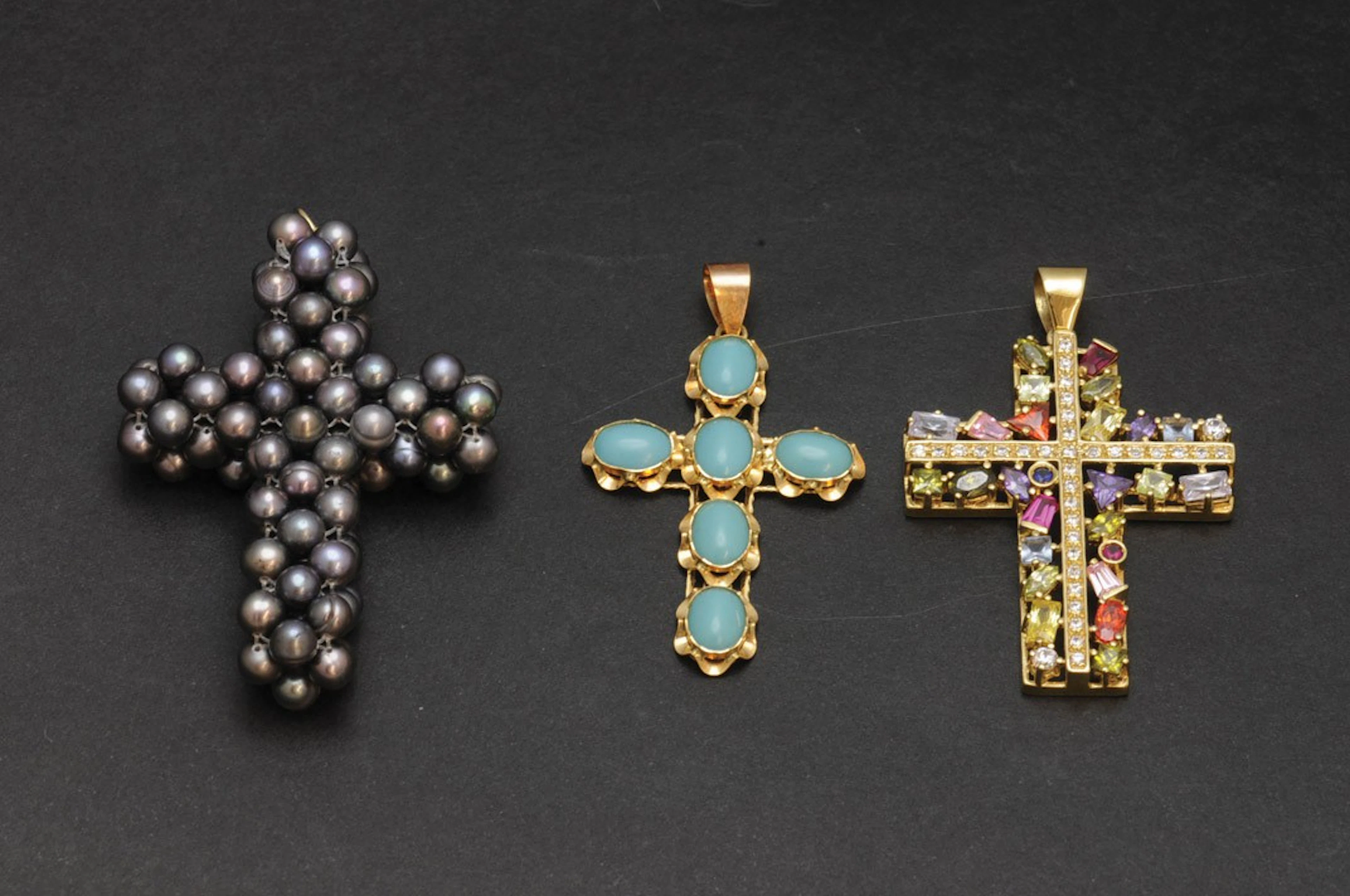 Tres colgantes en forma de cruz