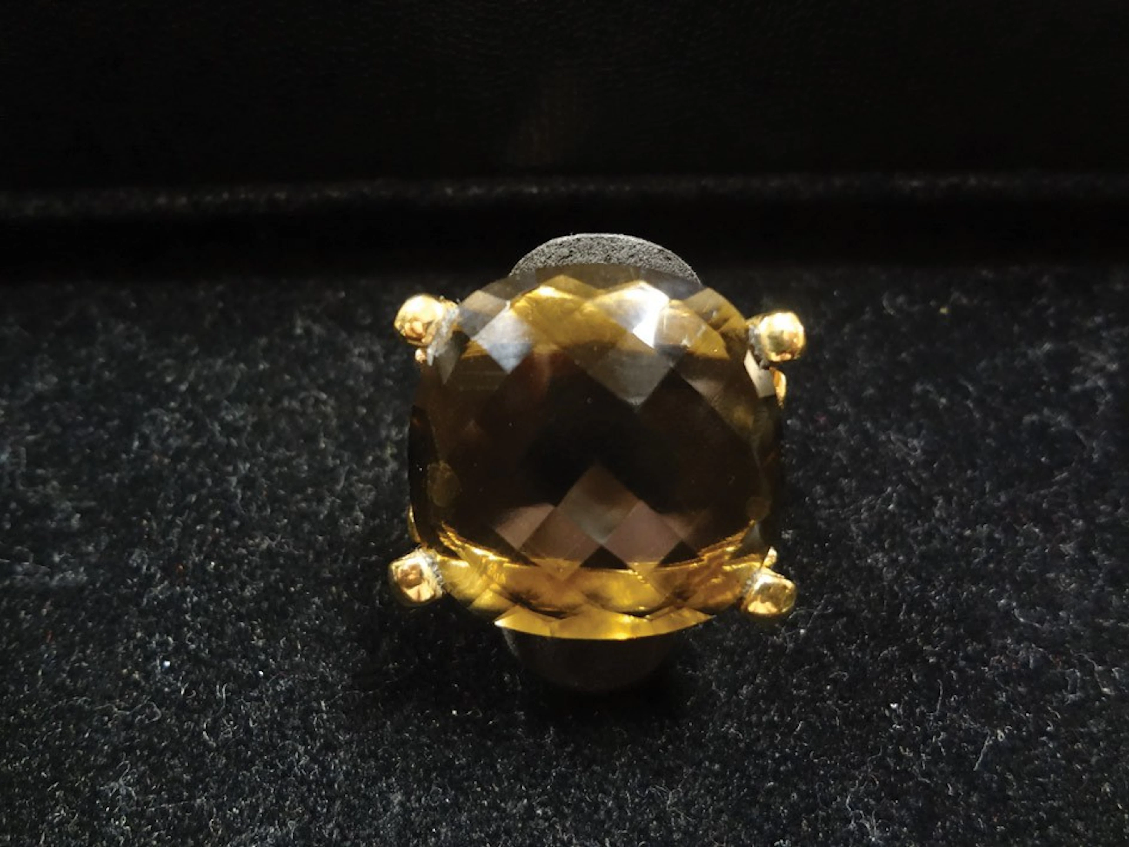 Sortija de oro con cuarzo ahumado firmada TOUS