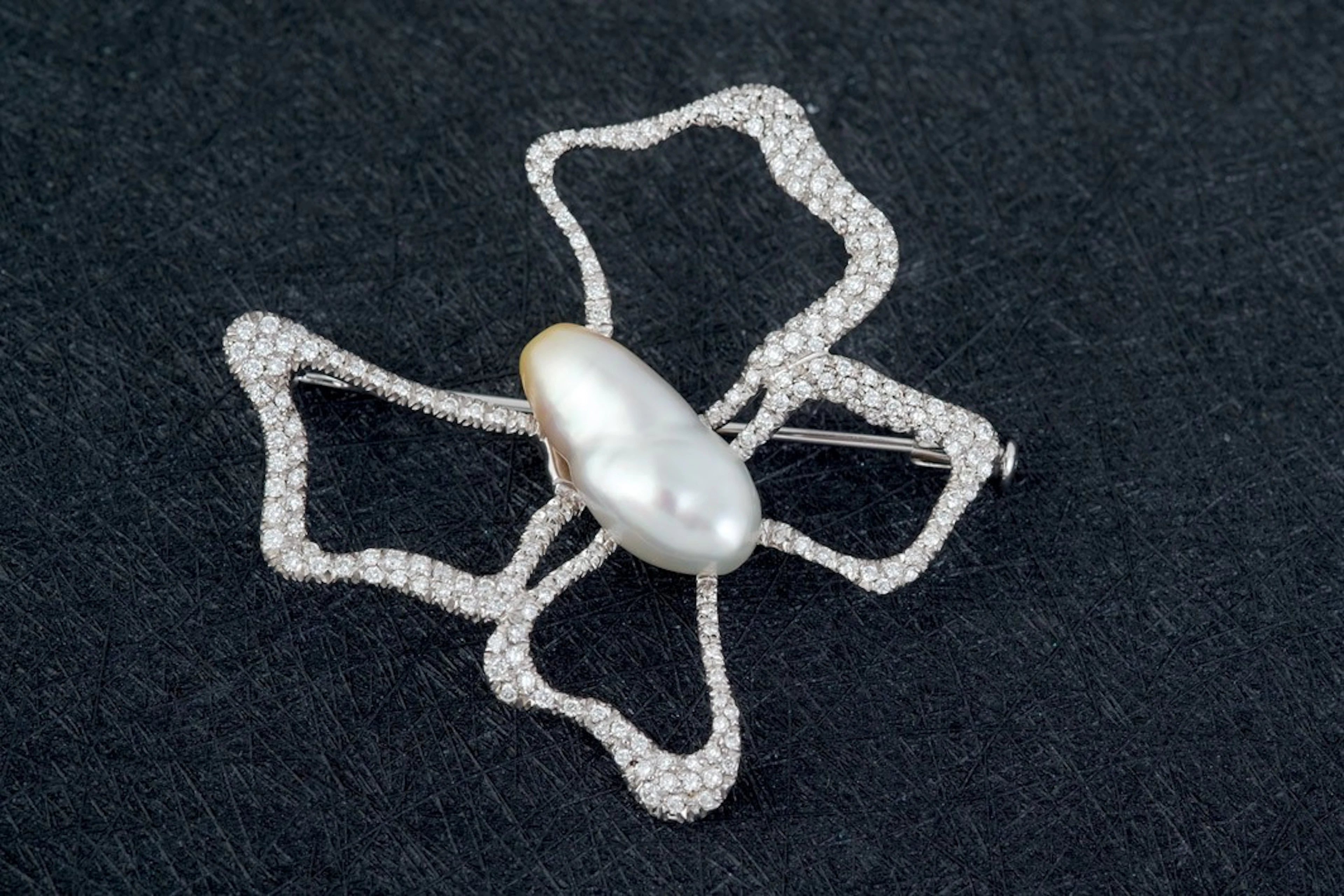 Broche mariposa de oro, perla y diamantes