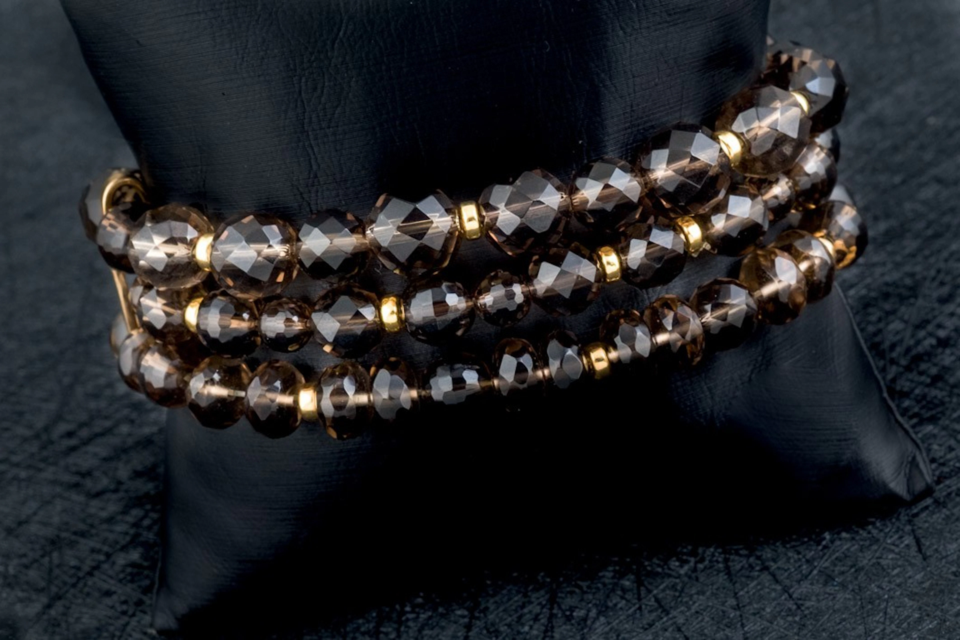 Pulsera de oro con tres hilos de cuarzos ahumados