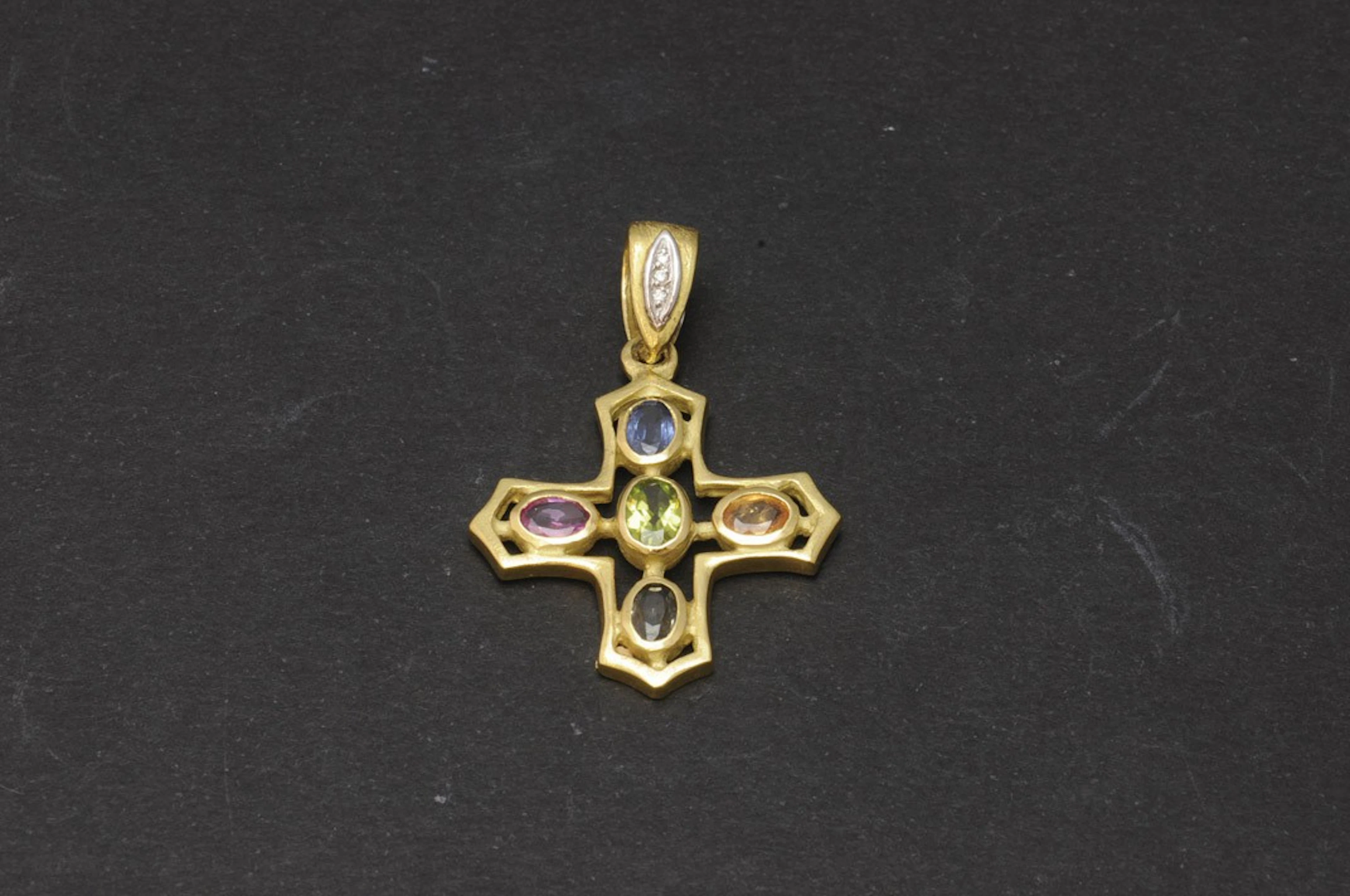 Colgante cruz con diamantes, peridoto, etc