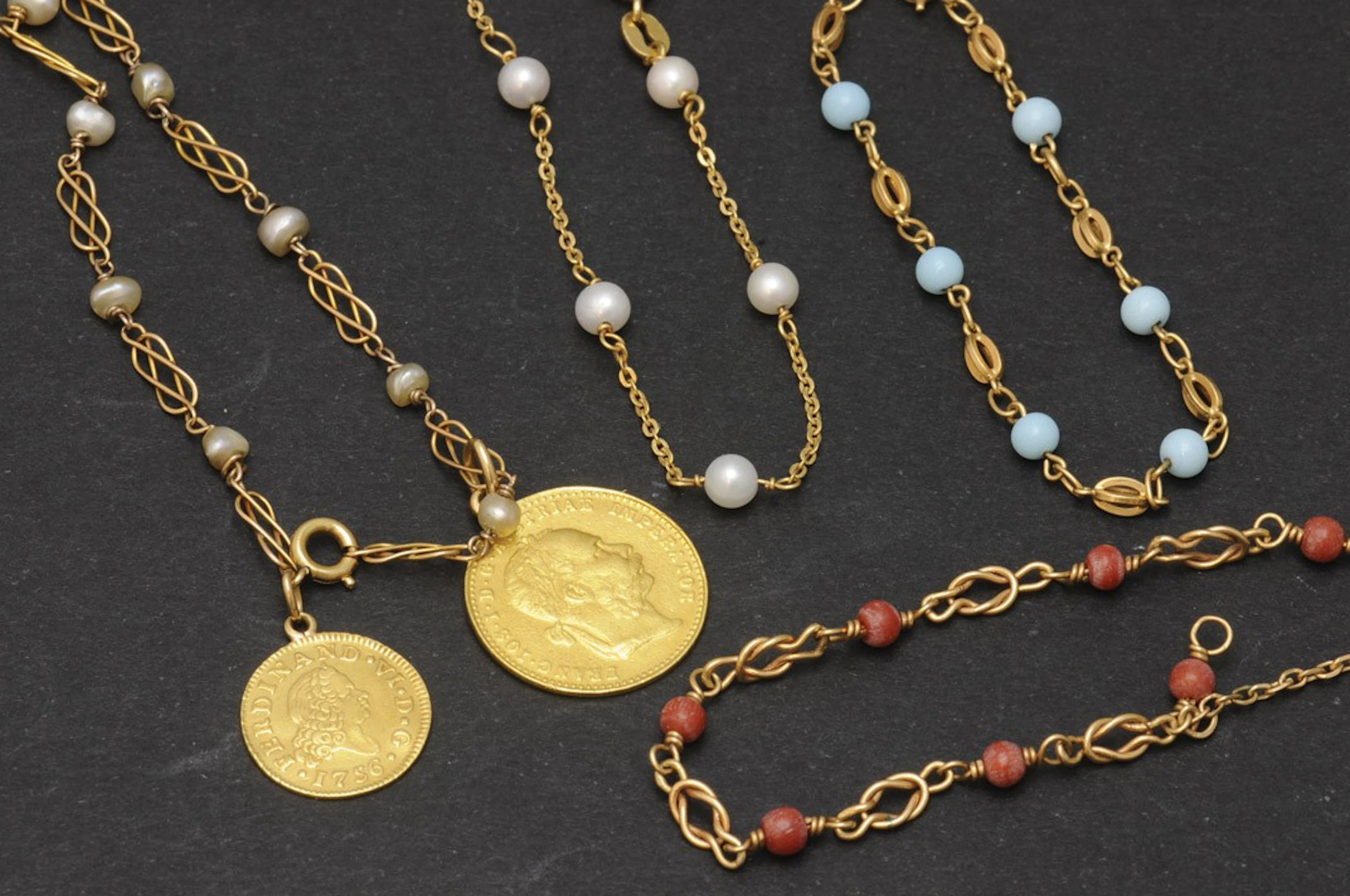 Cuatro pulseras de niña